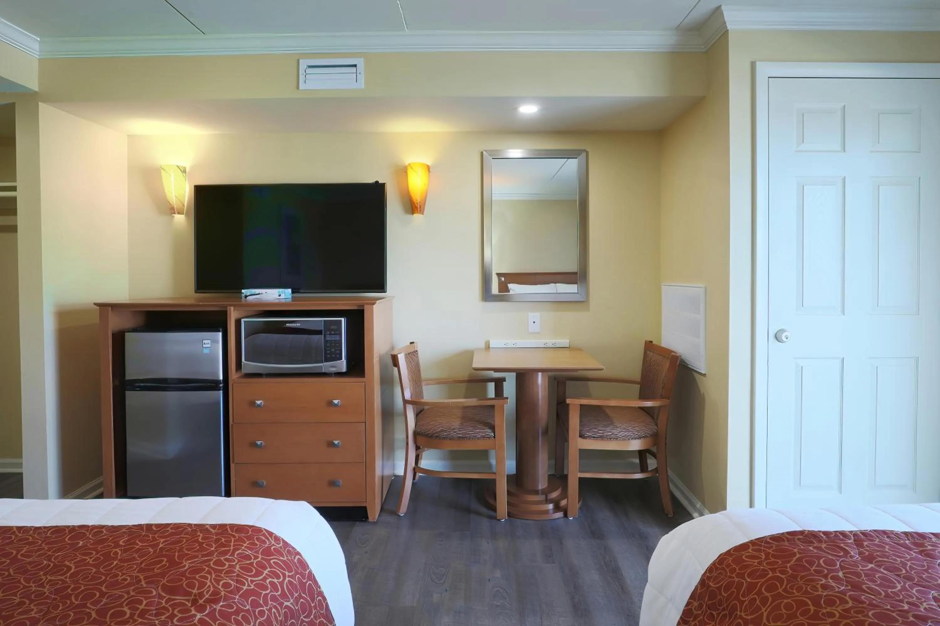 minibar, Bed in Fleur de Lis Beach Motel