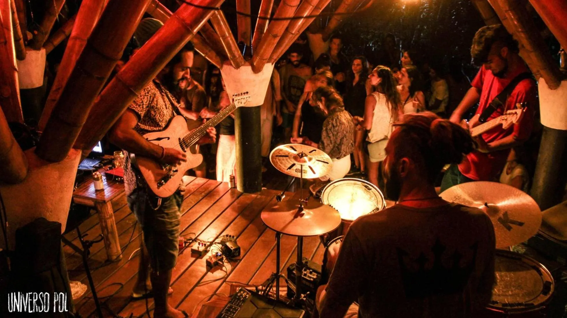 Evening entertainment in Universo Pol Bamboo Hostel