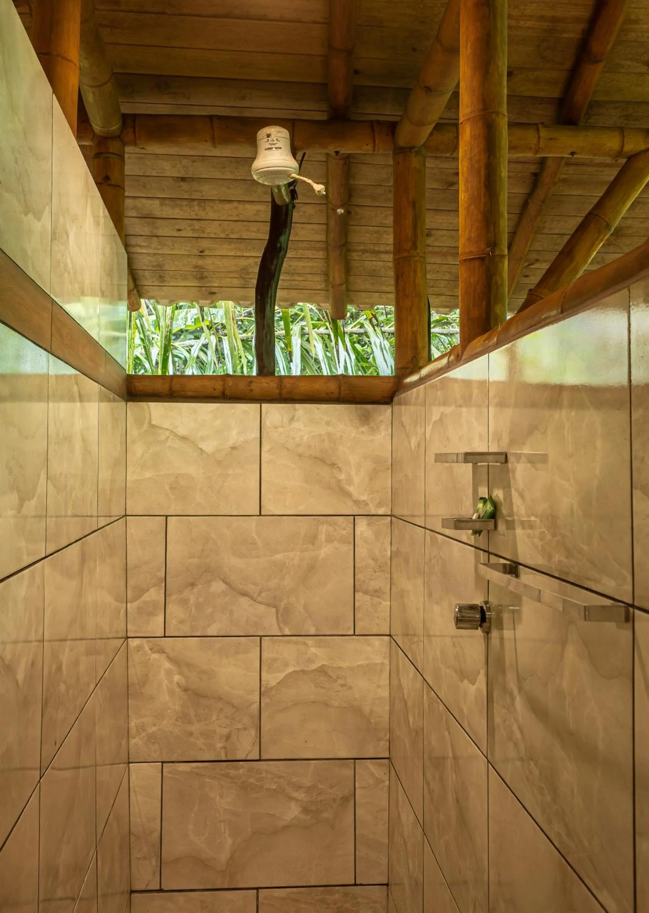 Shower in Universo Pol Bamboo Hostel