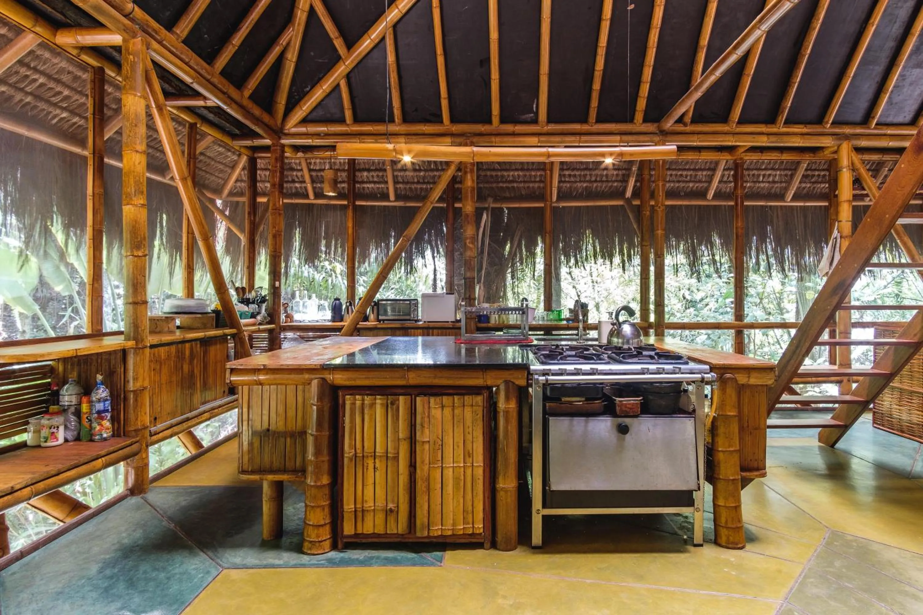 Communal kitchen in Universo Pol Bamboo Hostel