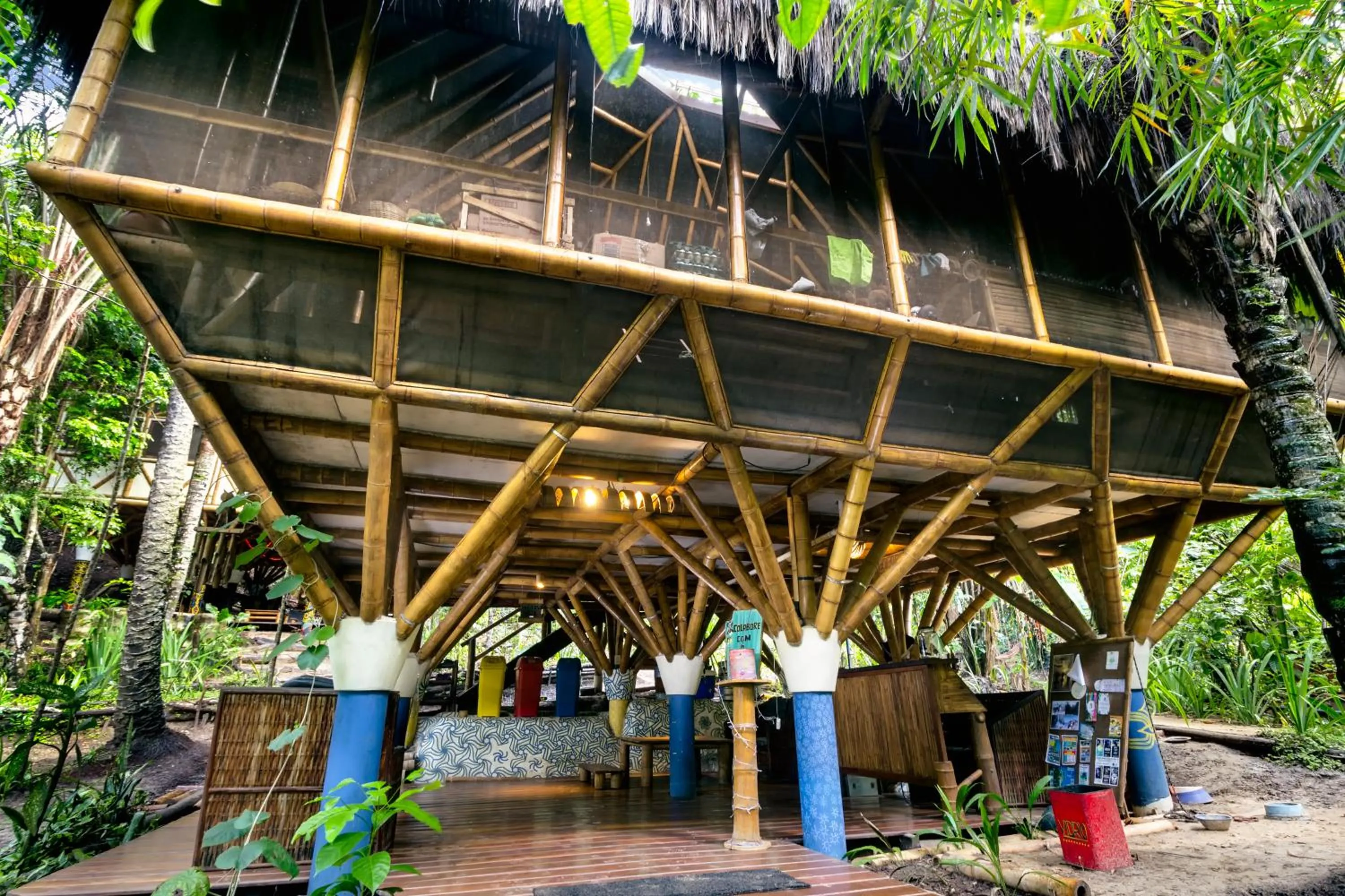 Communal kitchen in Universo Pol Bamboo Hostel