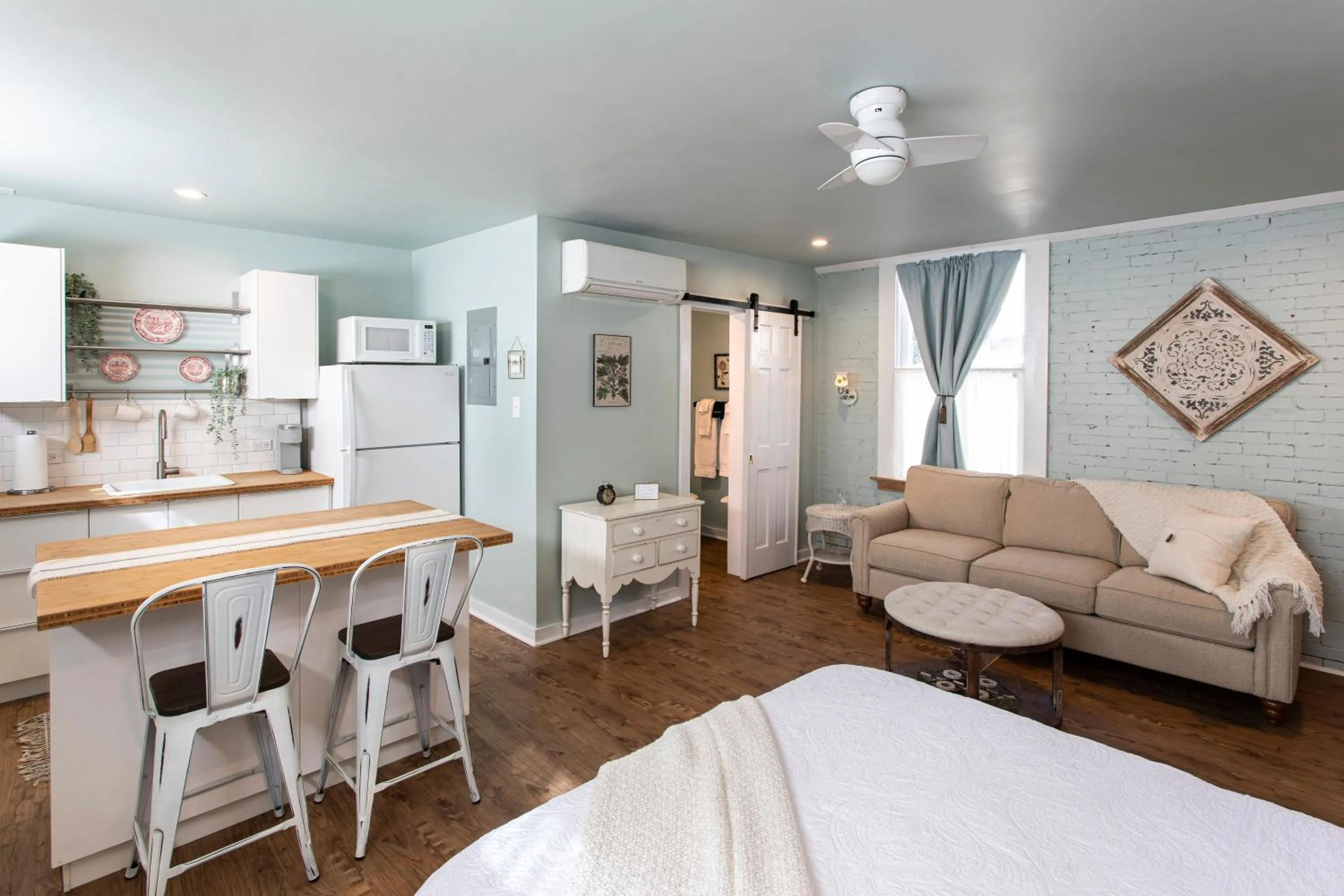 Photo of the whole room in Katy House Bed and Breakfast