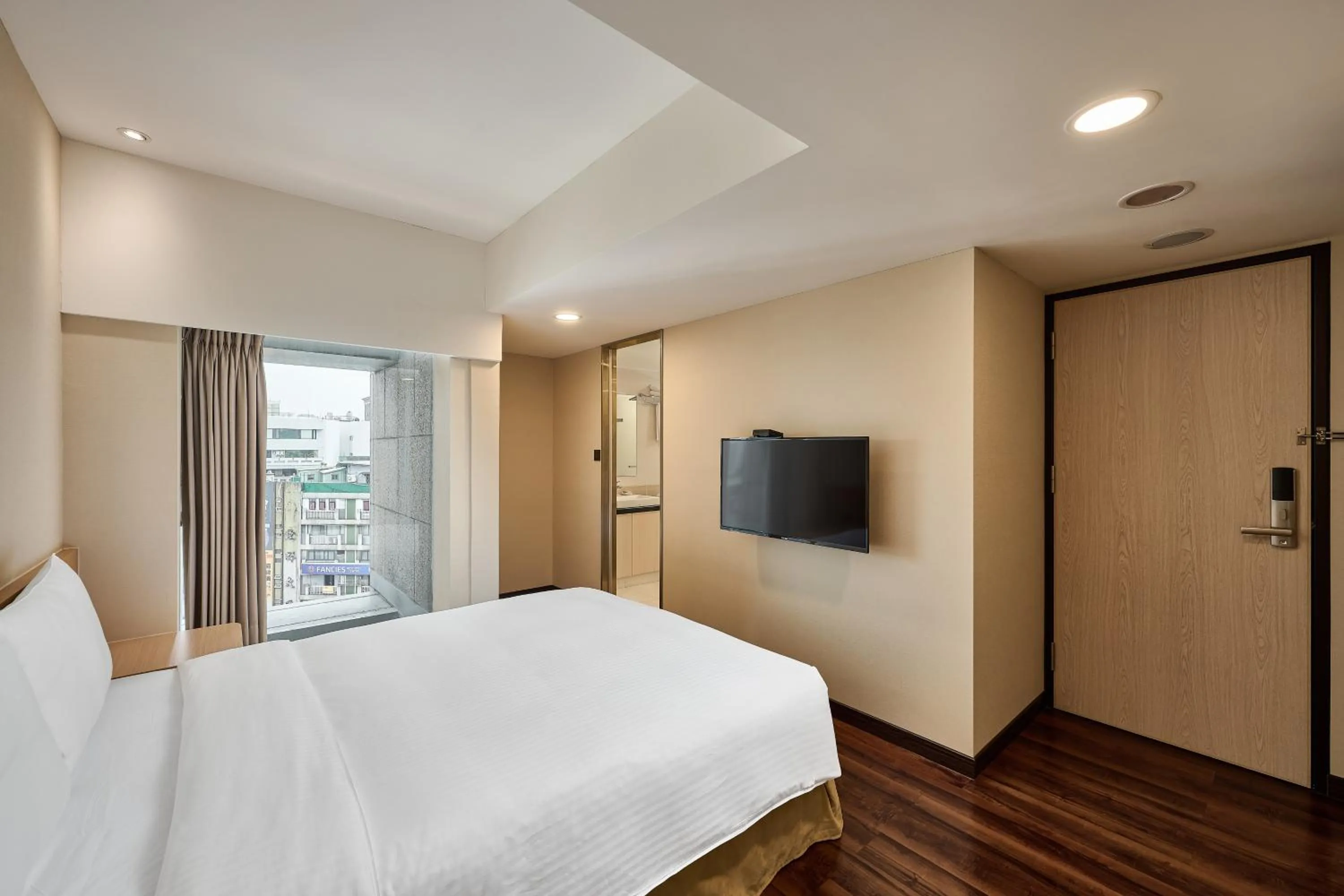 Photo of the whole room, Bed in Eastin Taipei Hotel