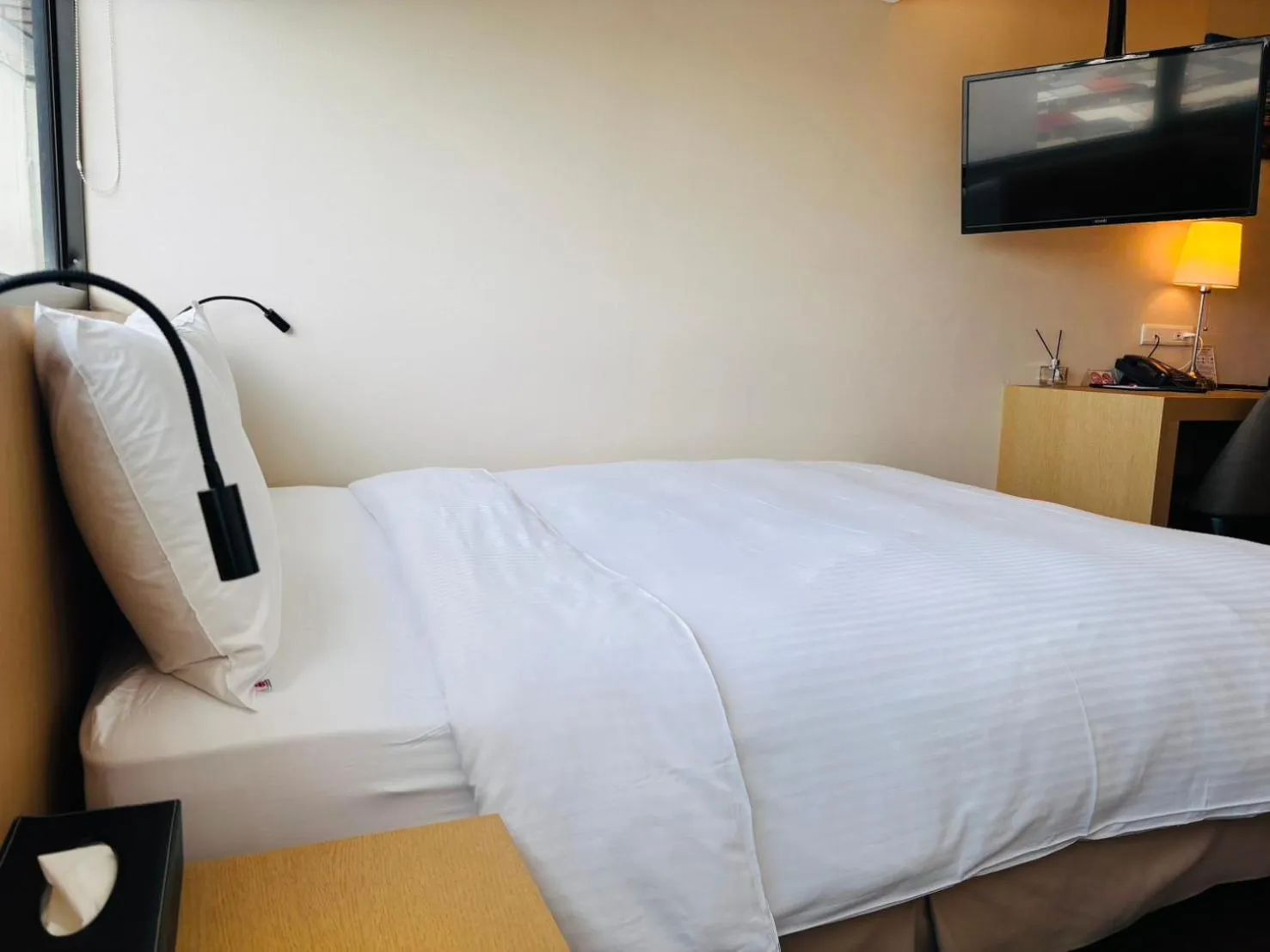 Photo of the whole room, Bed in Eastin Taipei Hotel