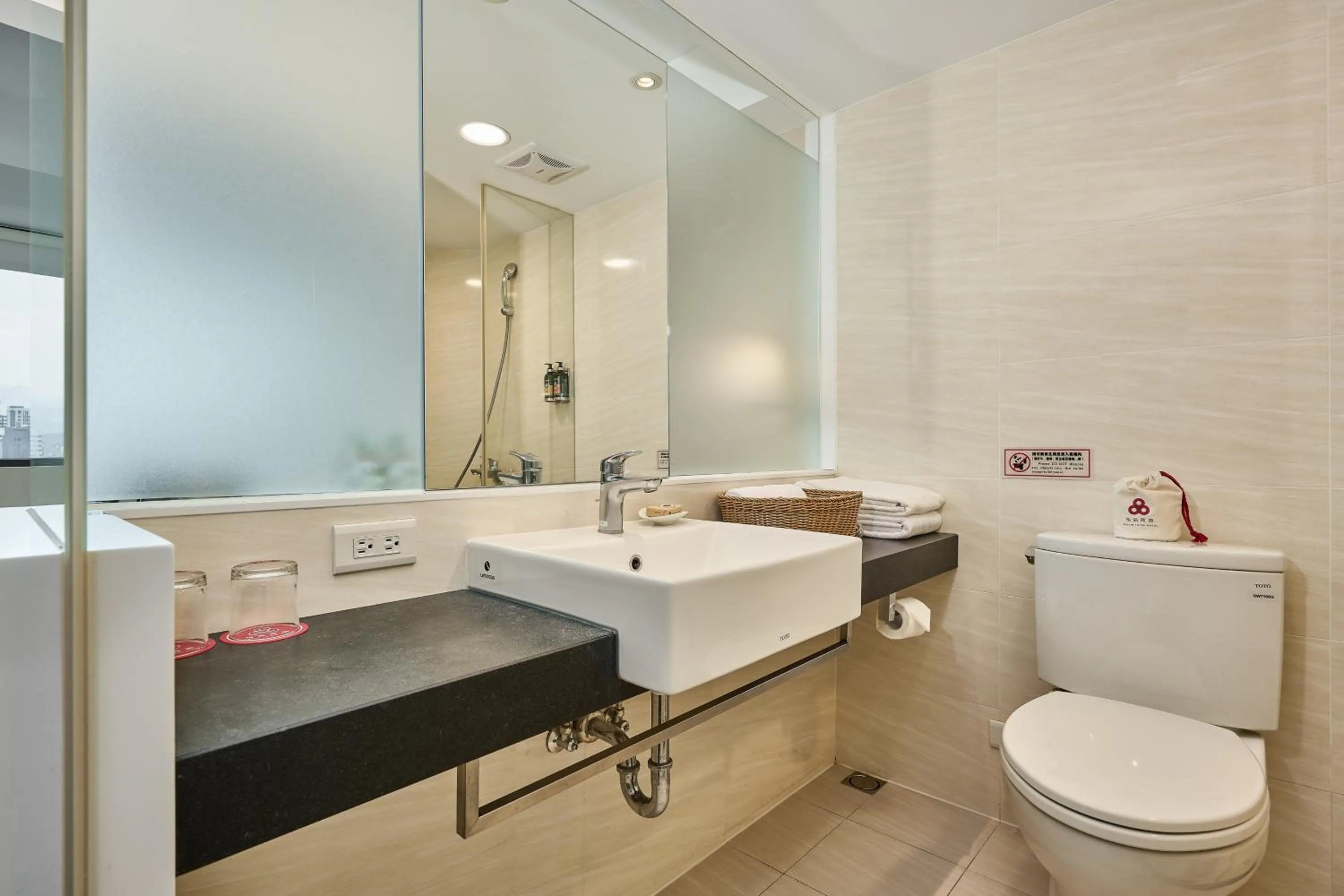 Bathroom in Eastin Taipei Hotel