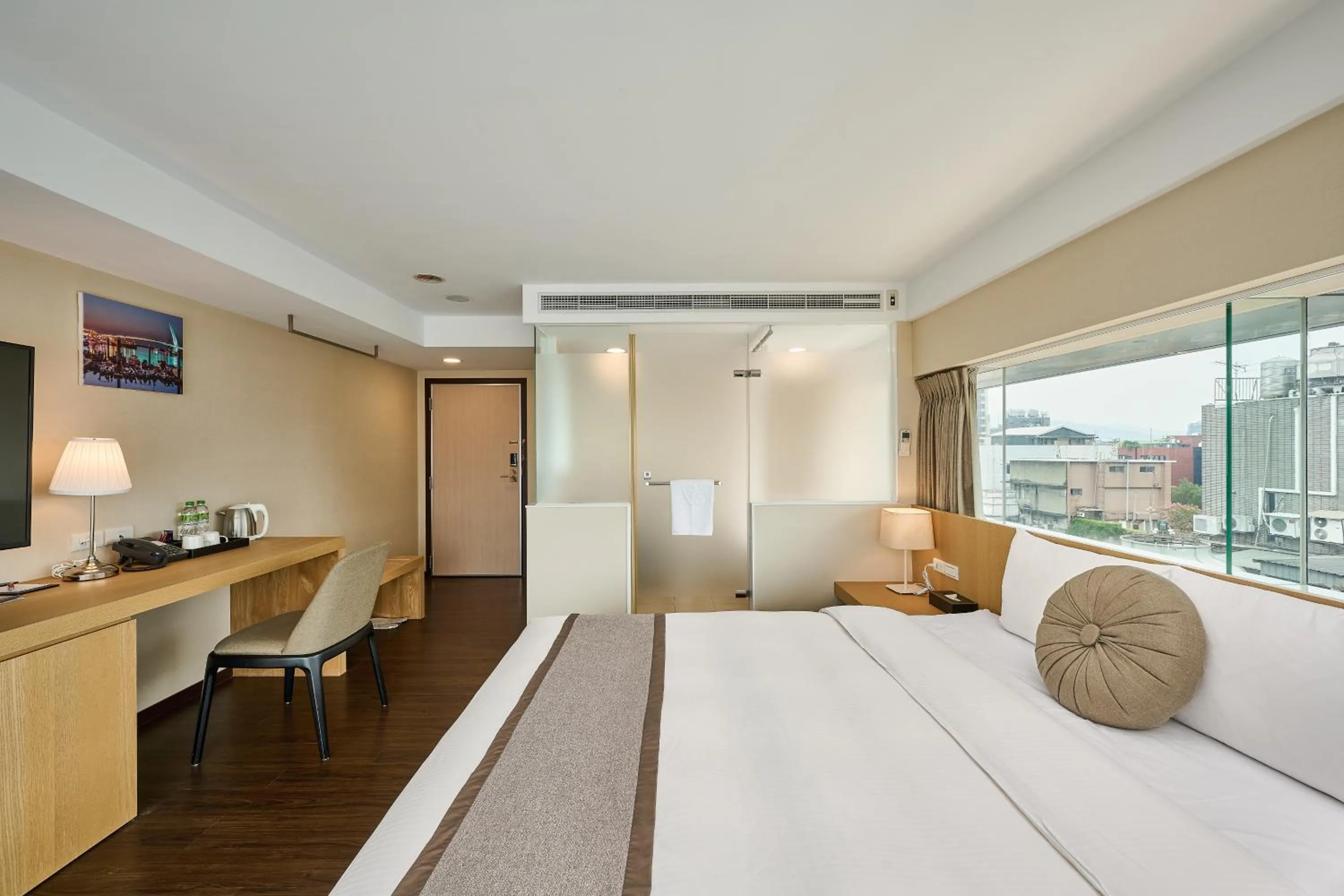 Photo of the whole room, Bed in Eastin Taipei Hotel