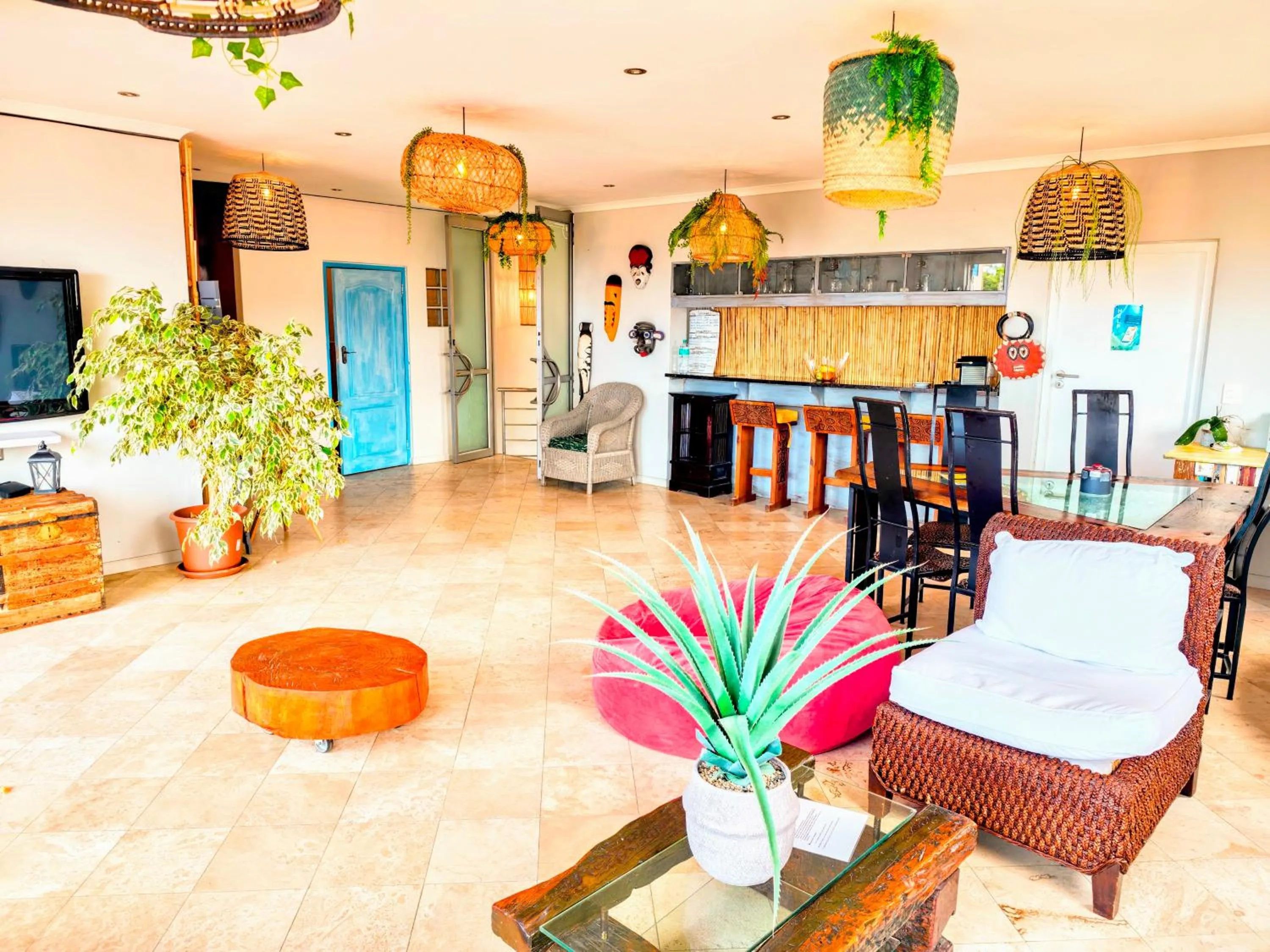 Communal lounge/ TV room in African Groove Camps Bay