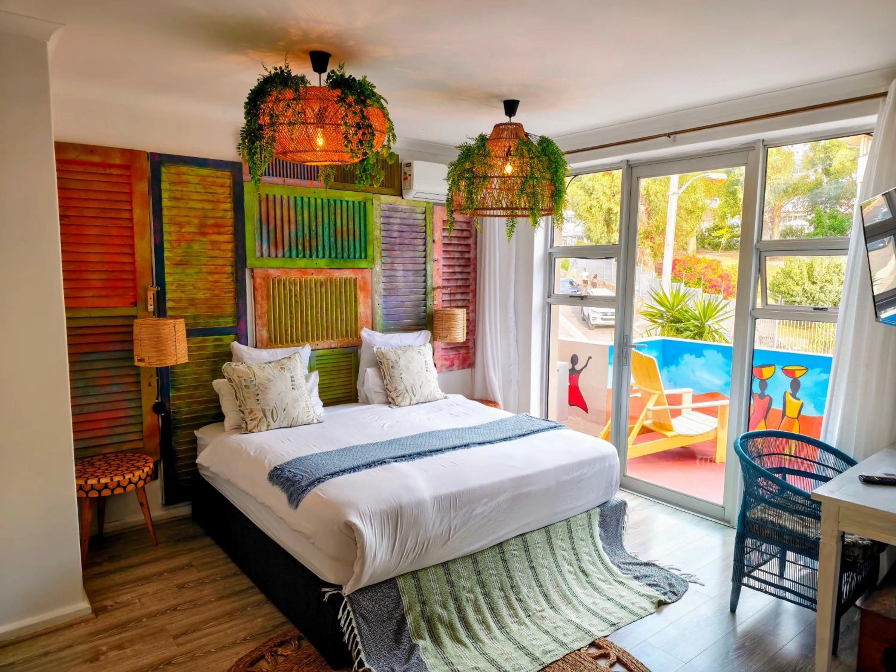 Photo of the whole room, Bed in African Groove Camps Bay