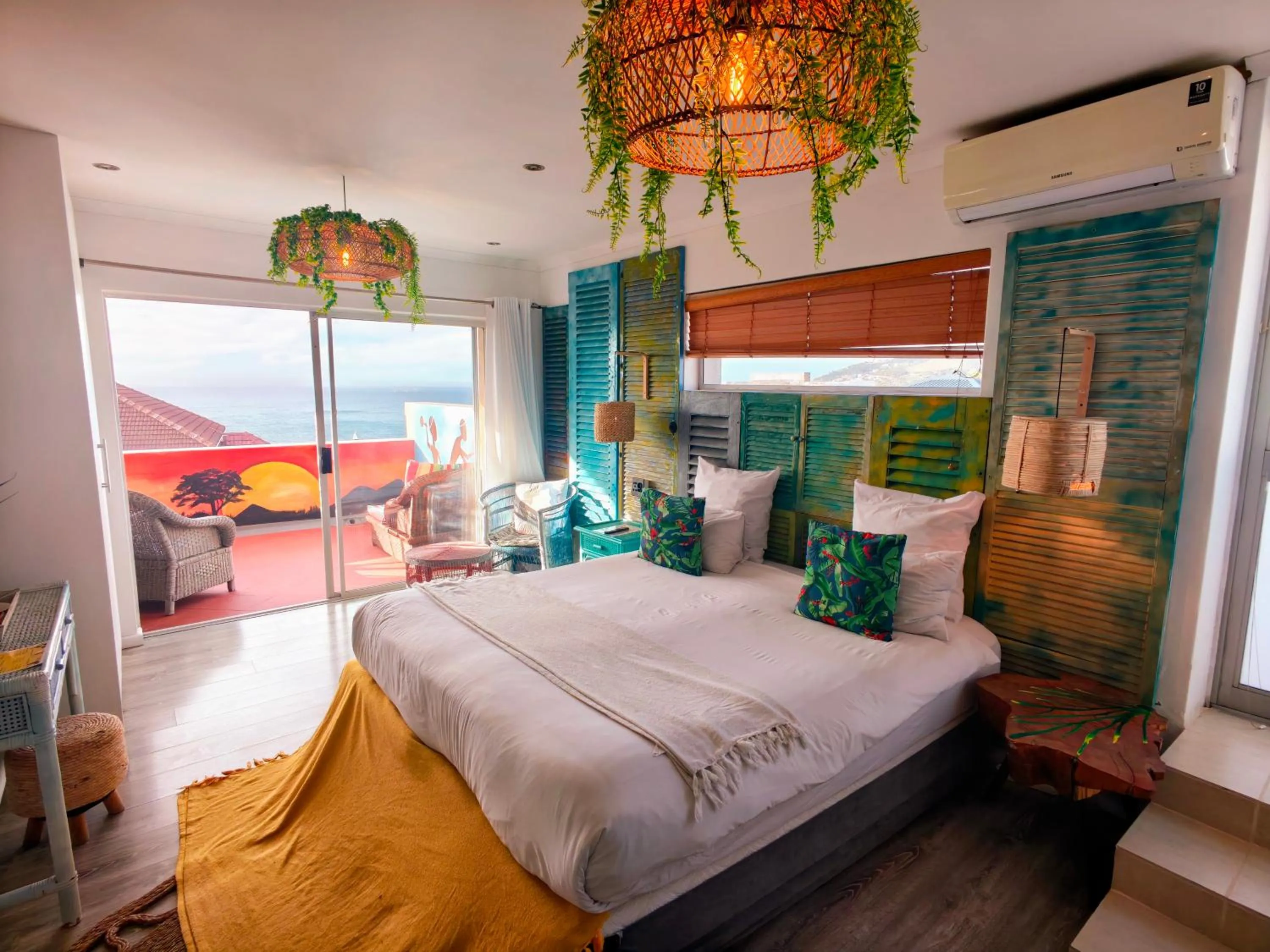 Photo of the whole room, Bed in African Groove Camps Bay