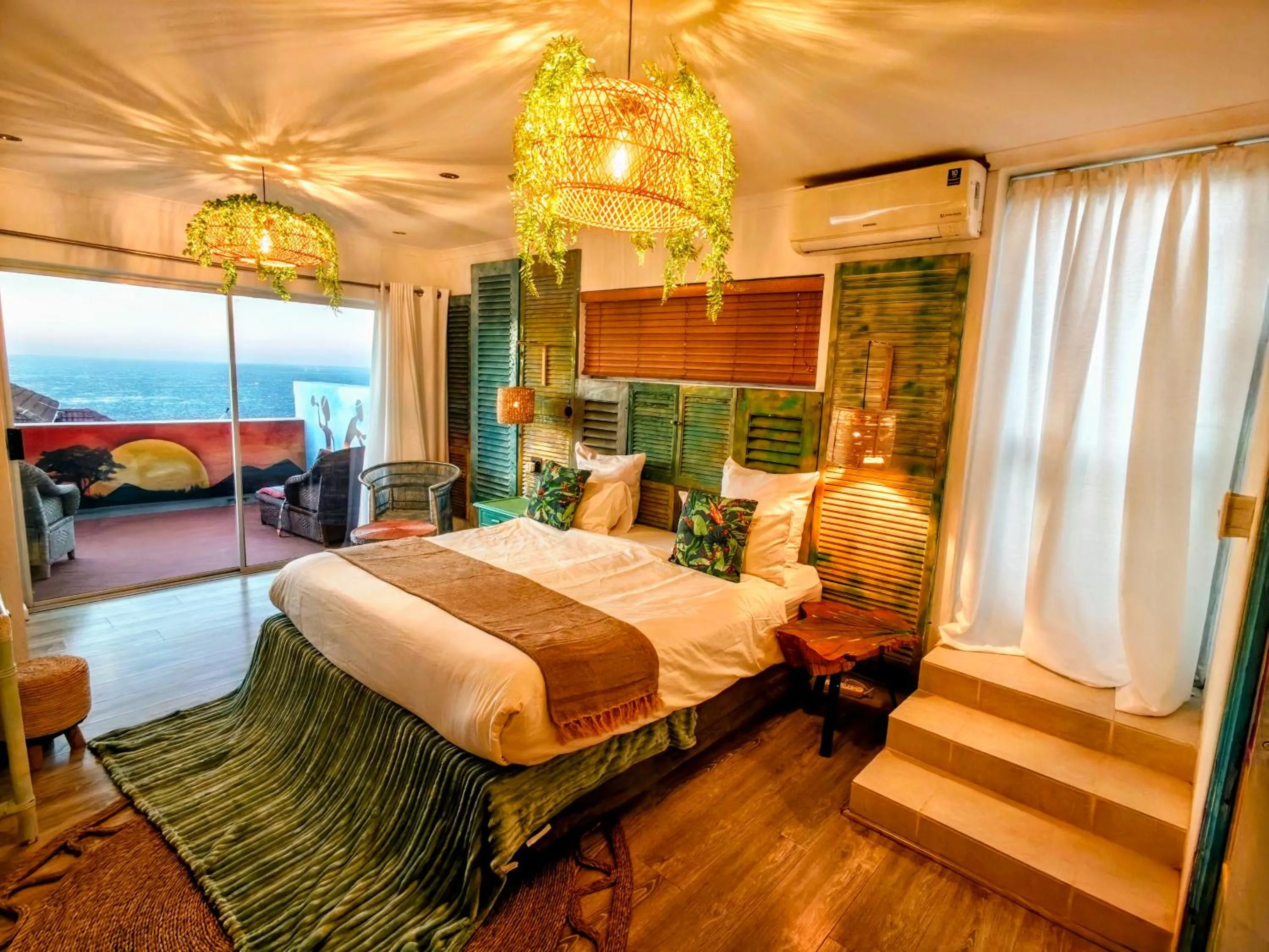 Photo of the whole room, Bed in African Groove Camps Bay