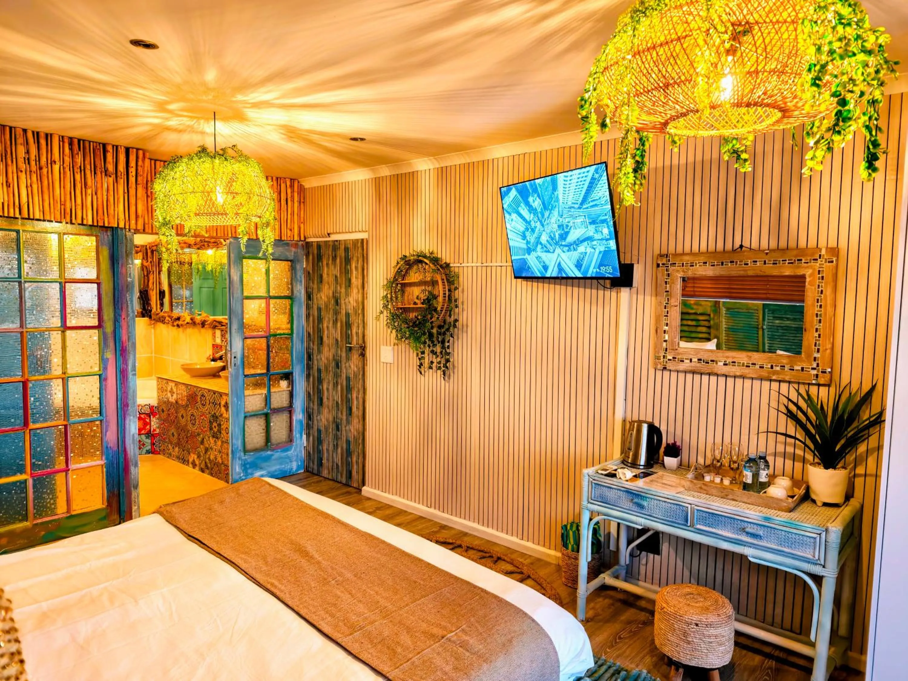 Photo of the whole room, Bed in African Groove Camps Bay