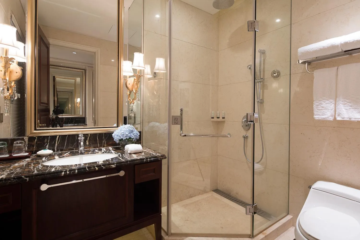 Shower in Carp Islet Resort Fuzhou