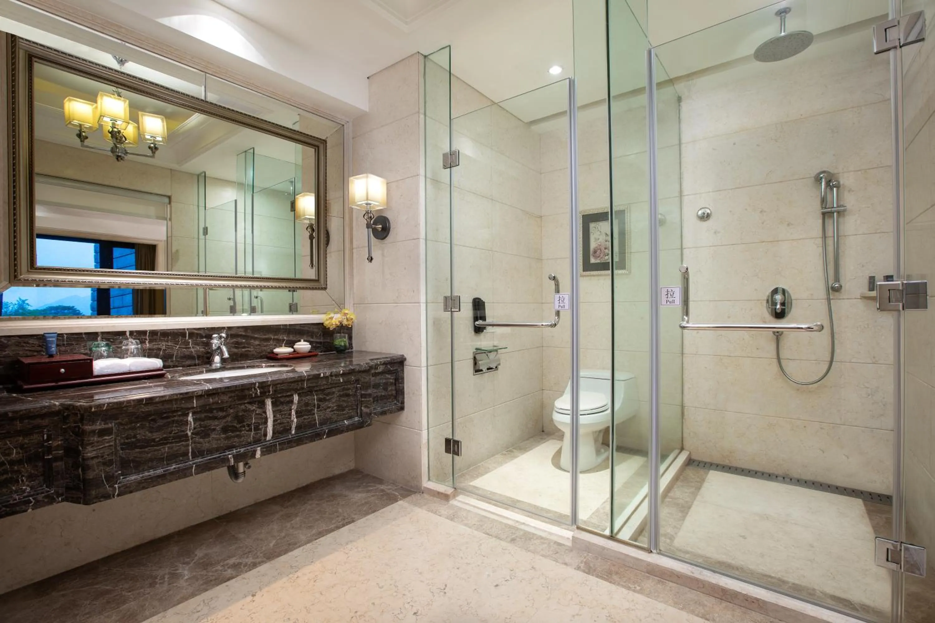 Shower in Carp Islet Resort Fuzhou