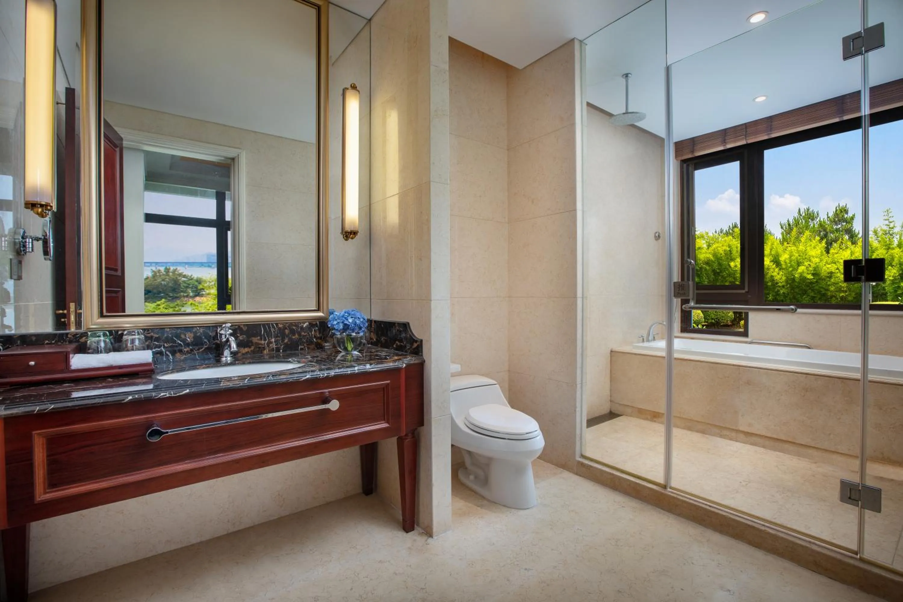 Shower in Carp Islet Resort Fuzhou