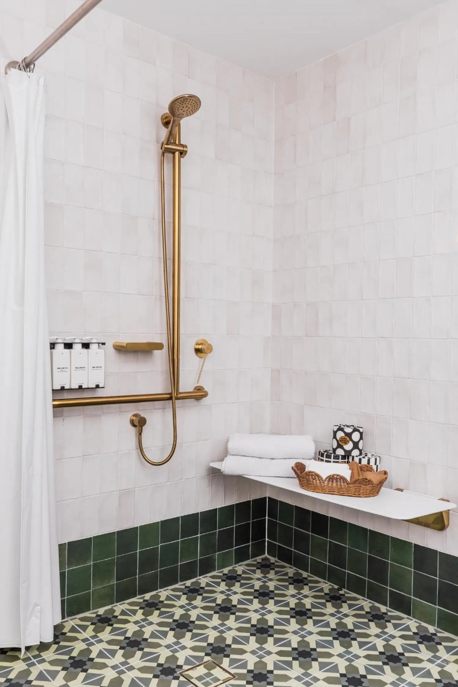 Shower in Kurrajong Hotel Sydney