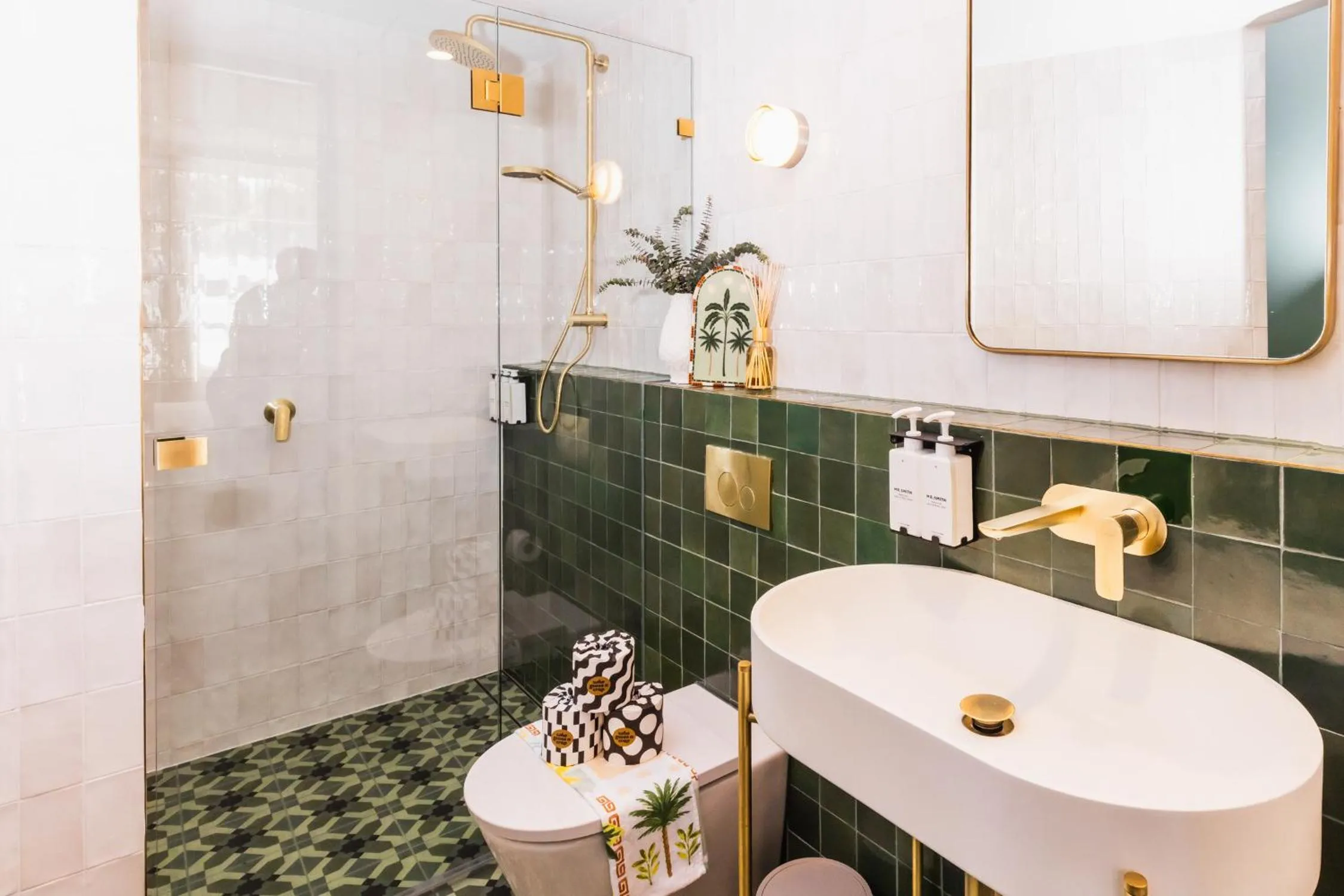 Shower in Kurrajong Hotel Sydney