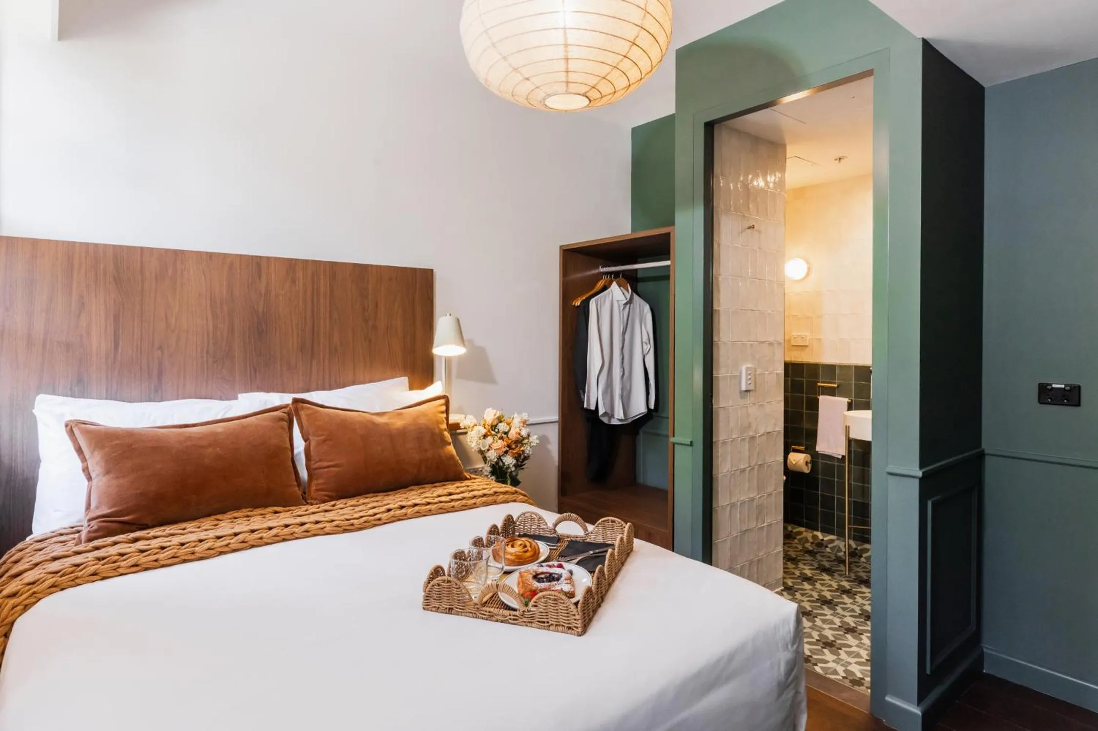 Shower, Bed in Kurrajong Hotel Sydney