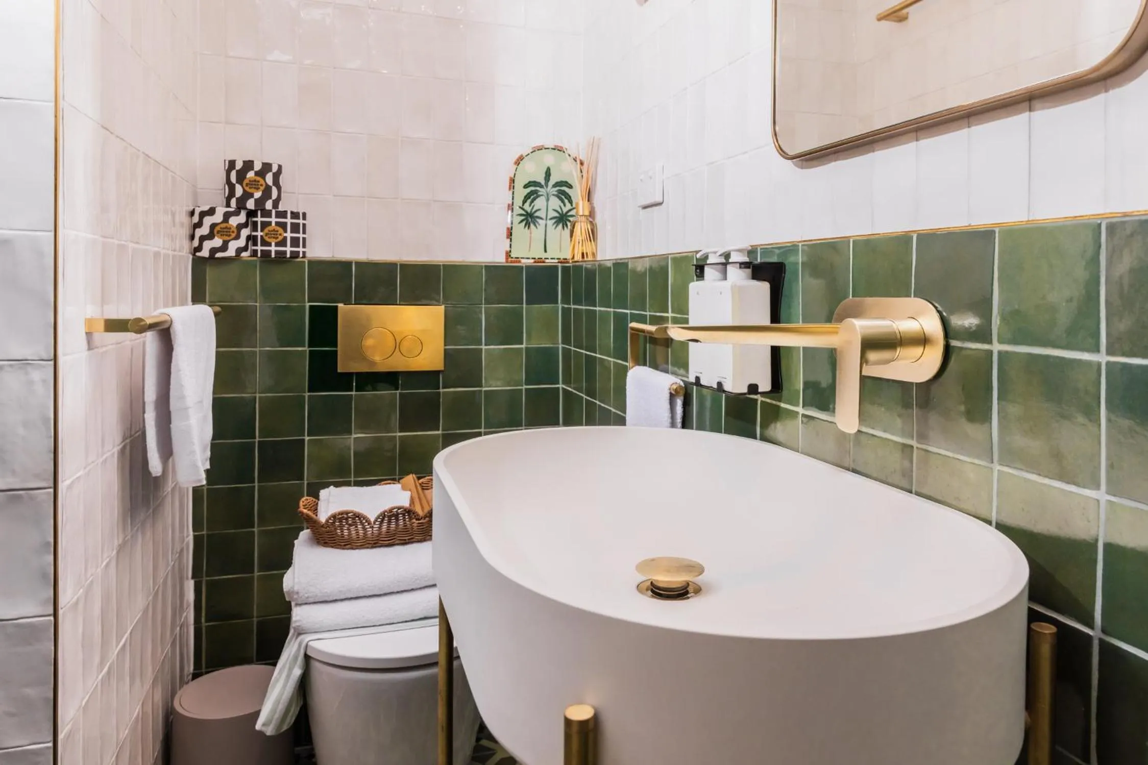 Toilet in Kurrajong Hotel Sydney