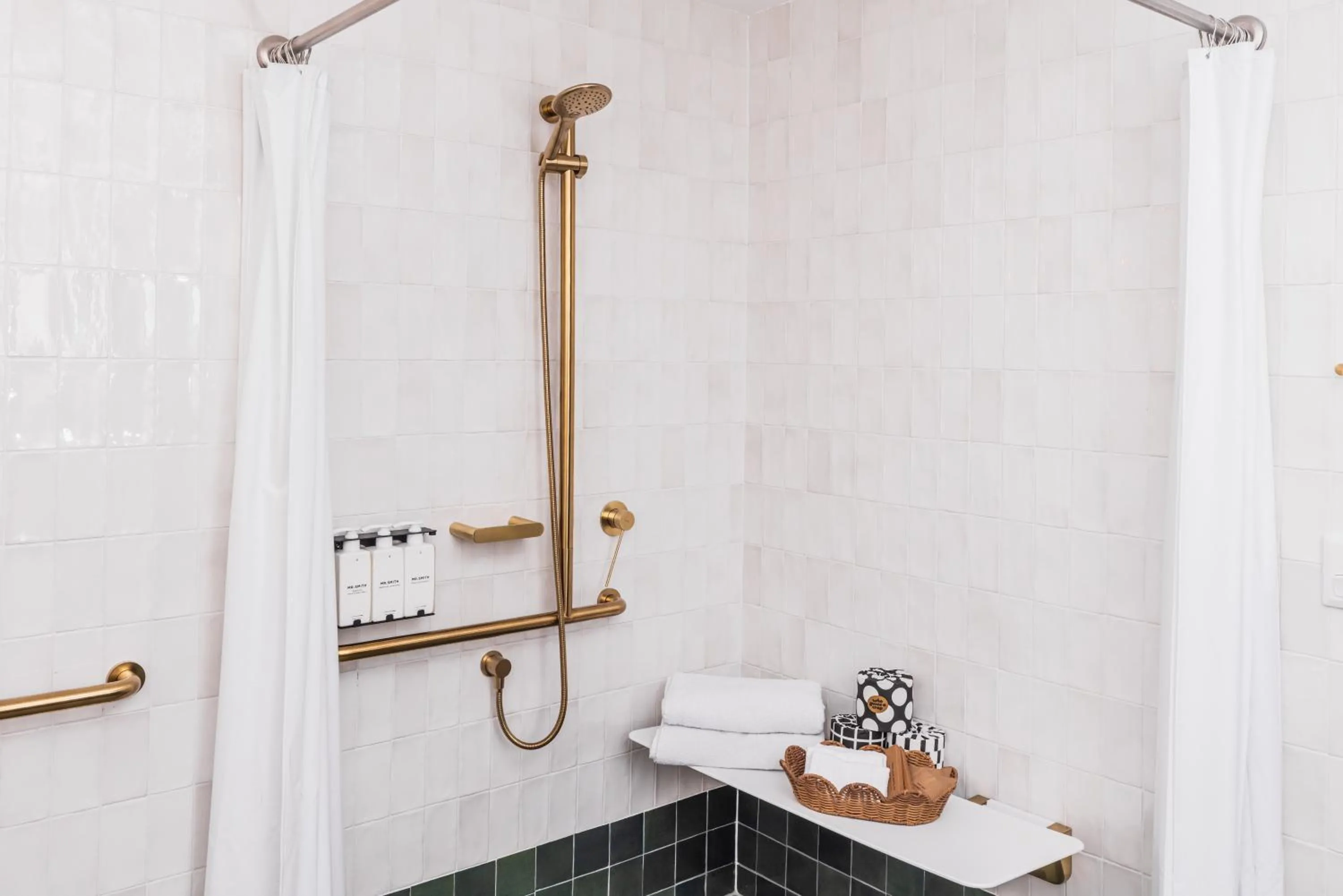 Shower in Kurrajong Hotel Sydney