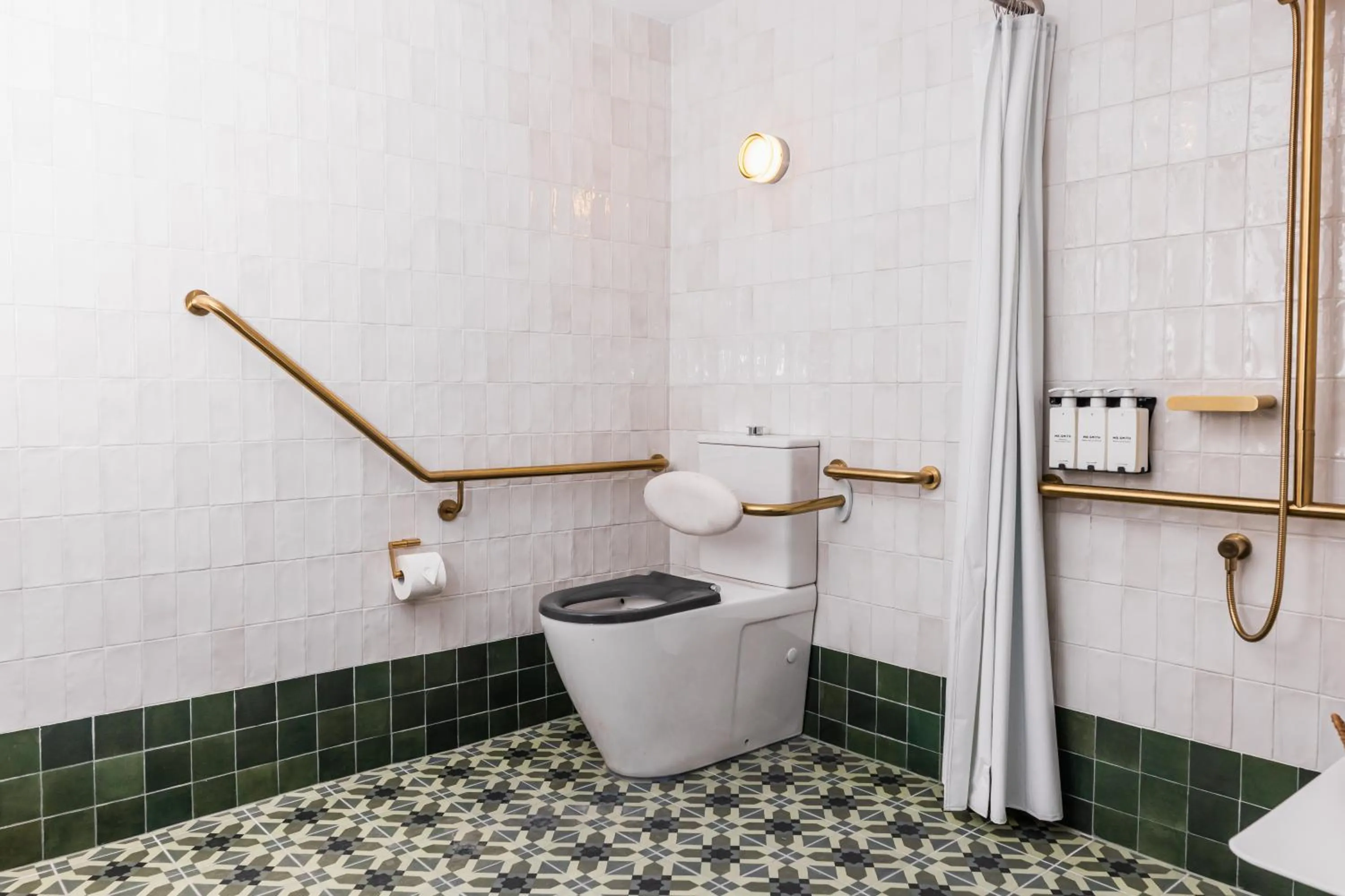 Toilet in Kurrajong Hotel Sydney