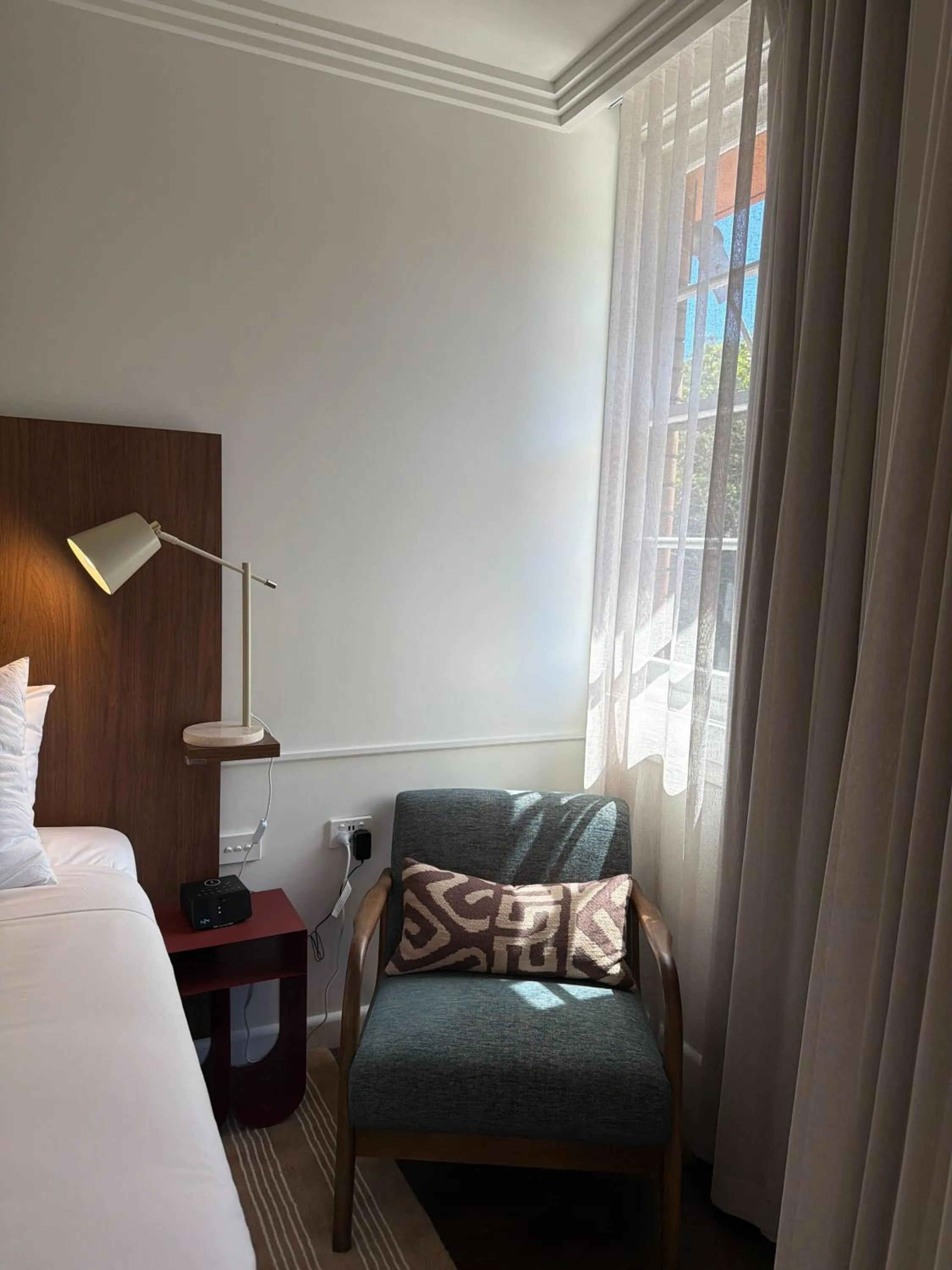 Seating area, Bed in Kurrajong Hotel Sydney