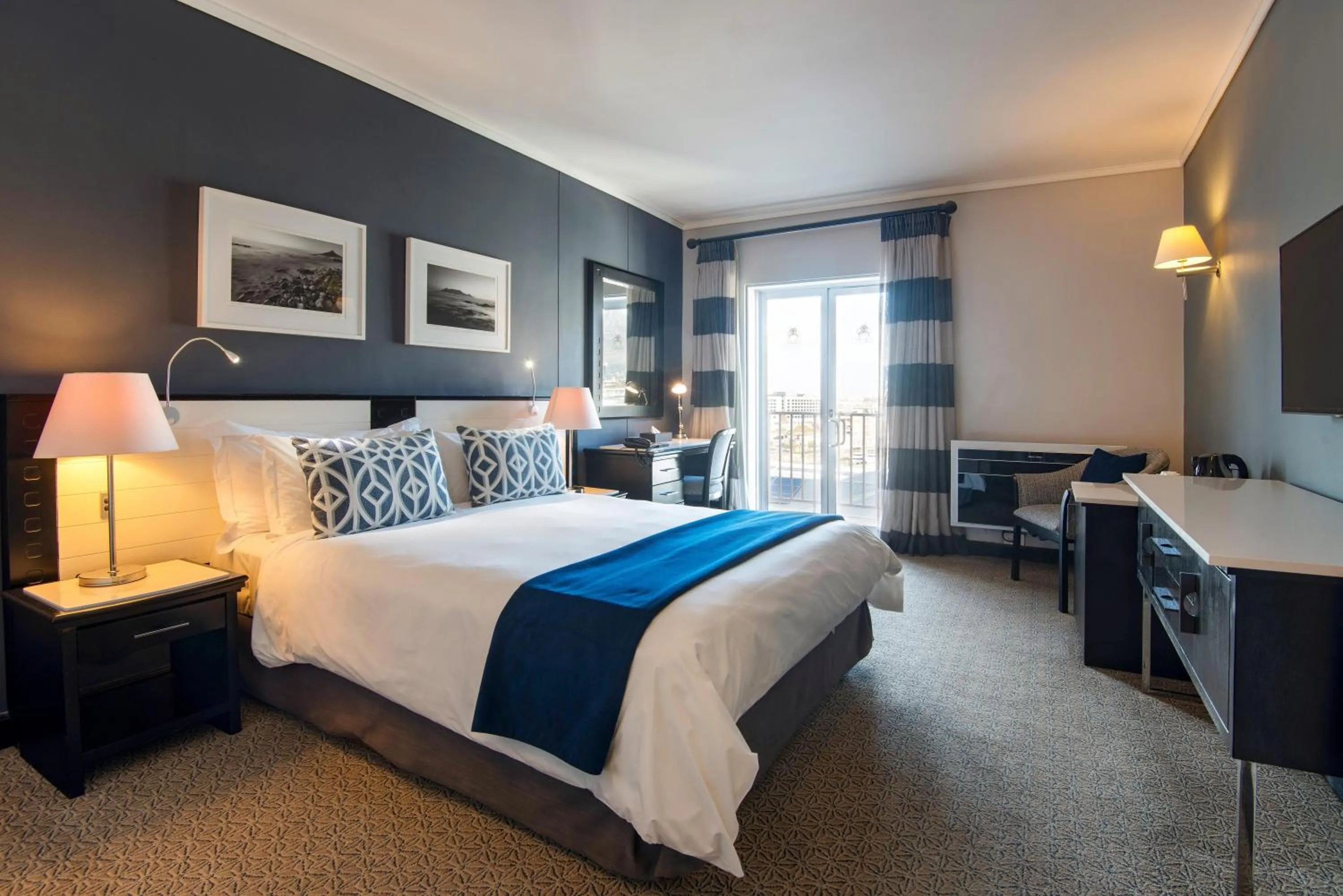 Photo of the whole room, Bed in The Commodore Hotel