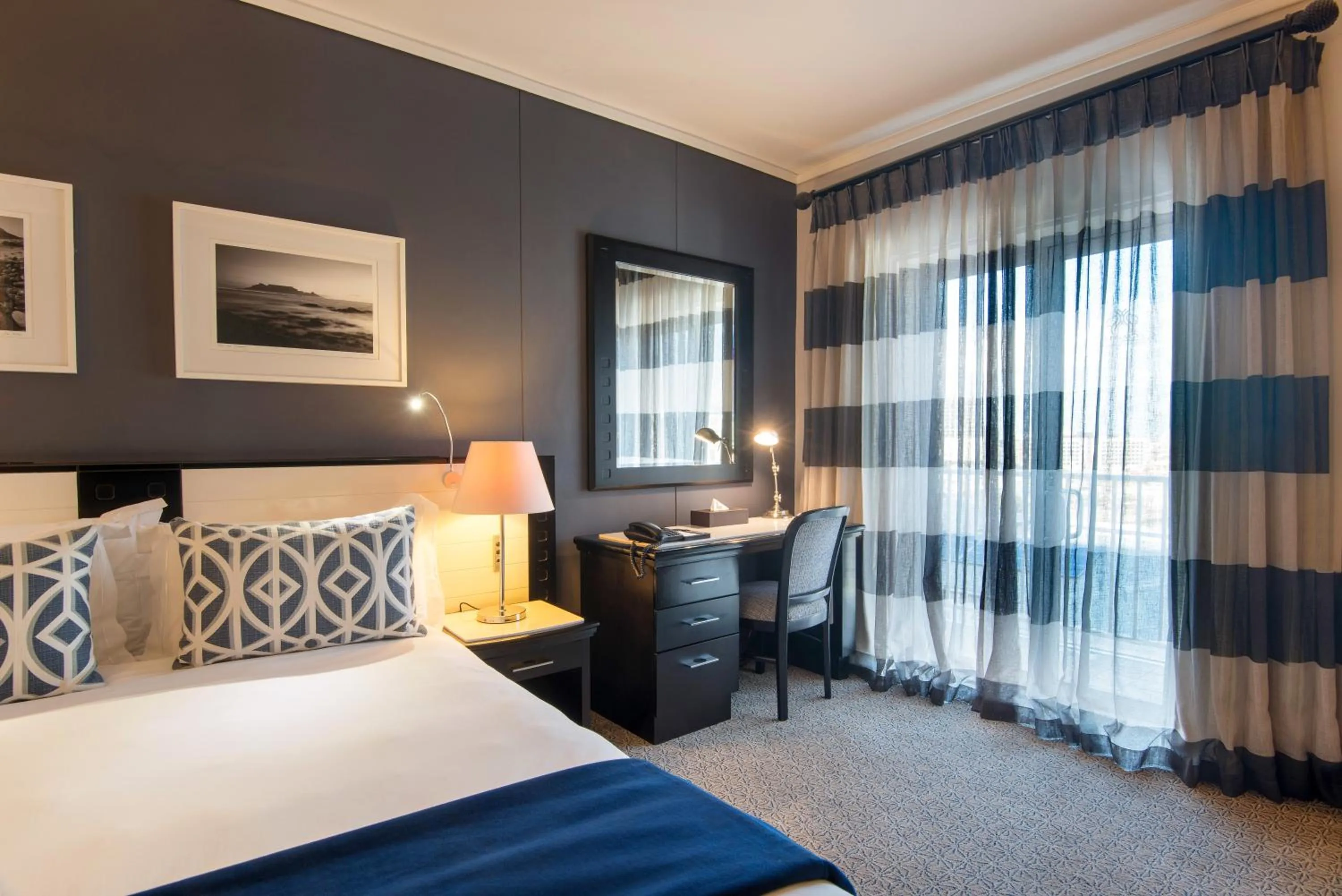 Bedroom, Bed in The Commodore Hotel