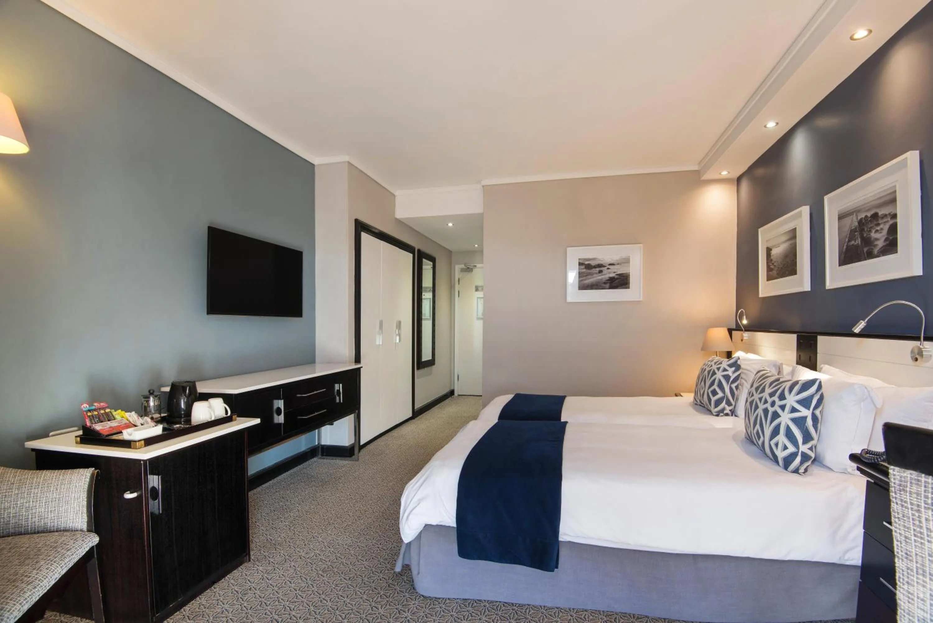 Photo of the whole room, Bed in The Commodore Hotel