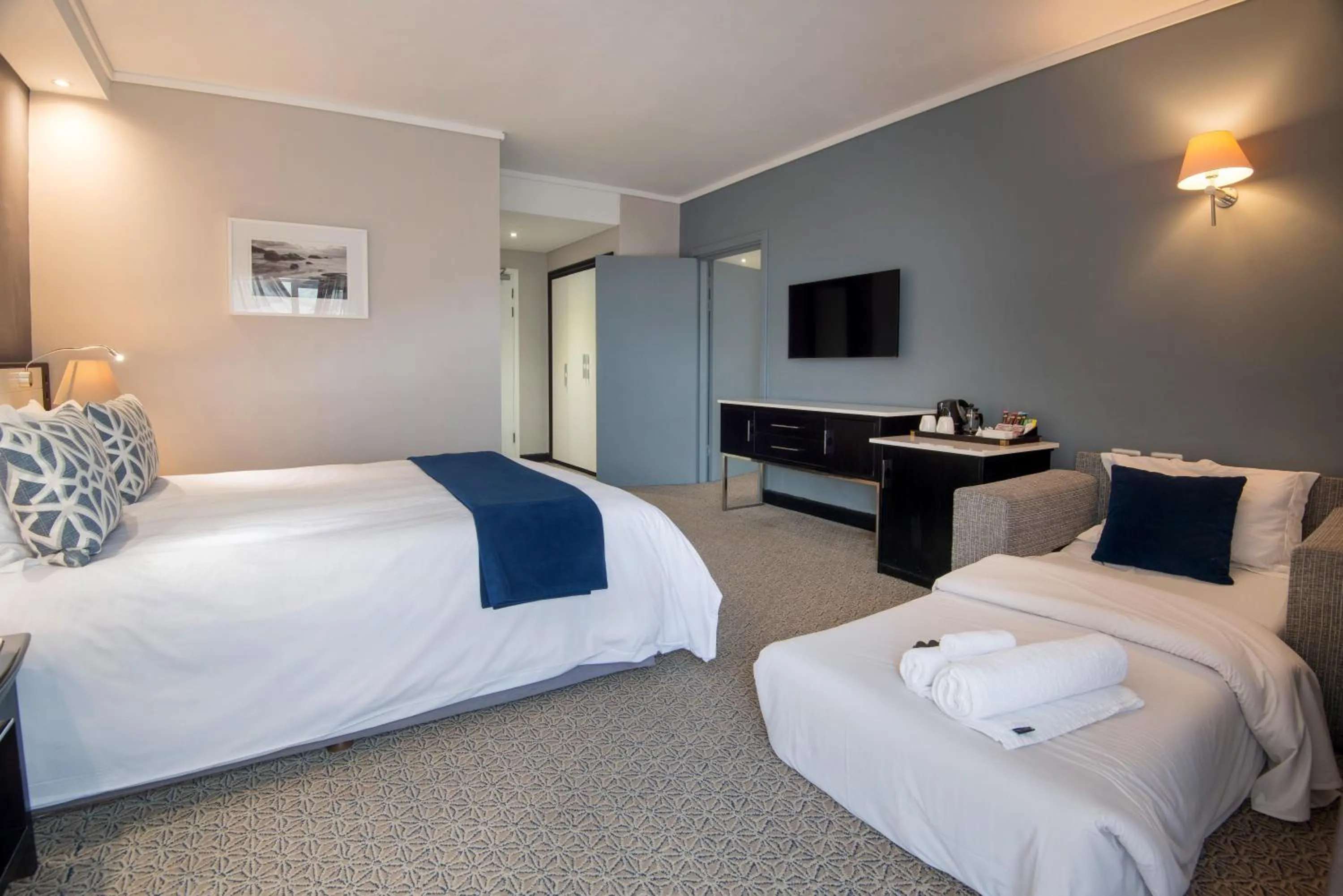 Photo of the whole room, Bed in The Commodore Hotel