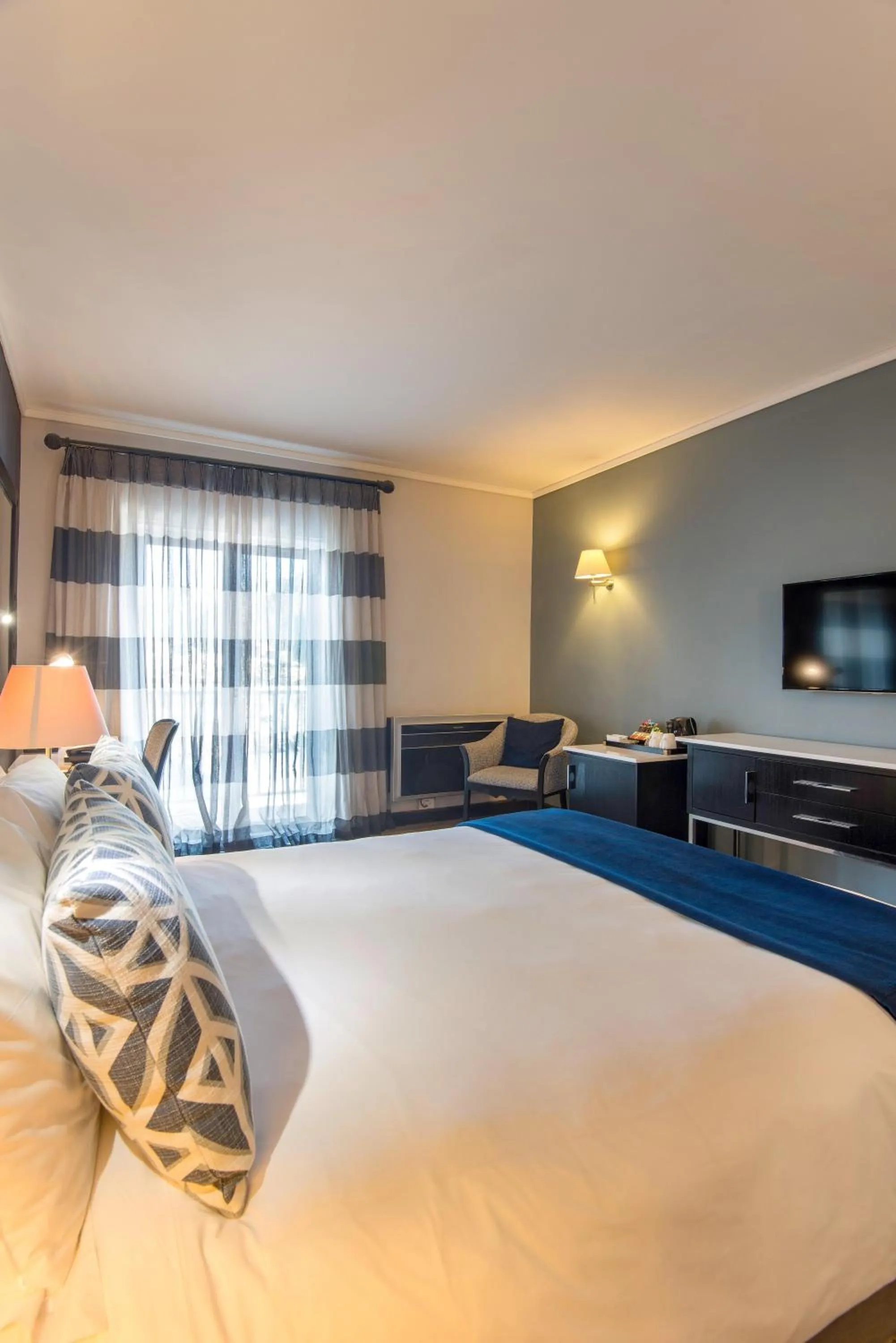 Photo of the whole room, Bed in The Commodore Hotel