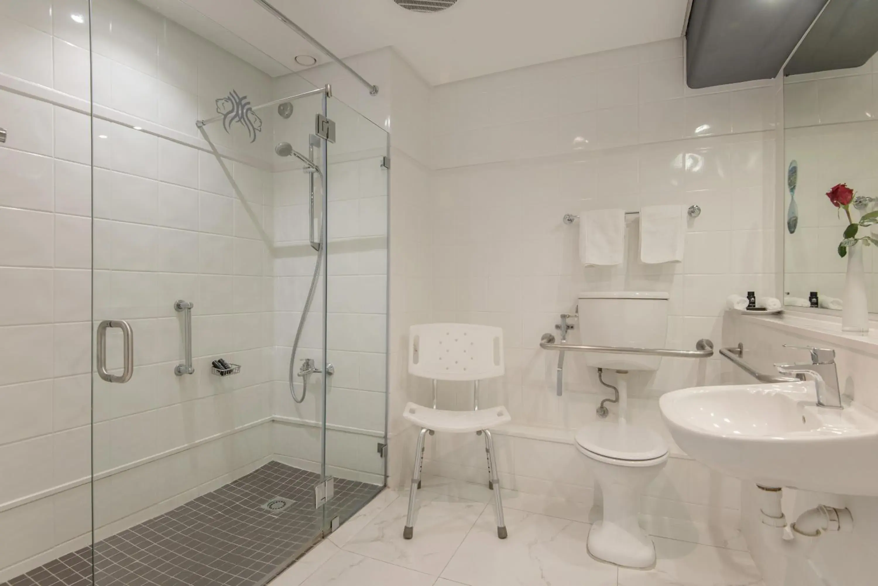 Twin Room - single occupancy - Disability Access in The Commodore Hotel Twin Room - single occupancy - Disability Access in The Commodore Hotel