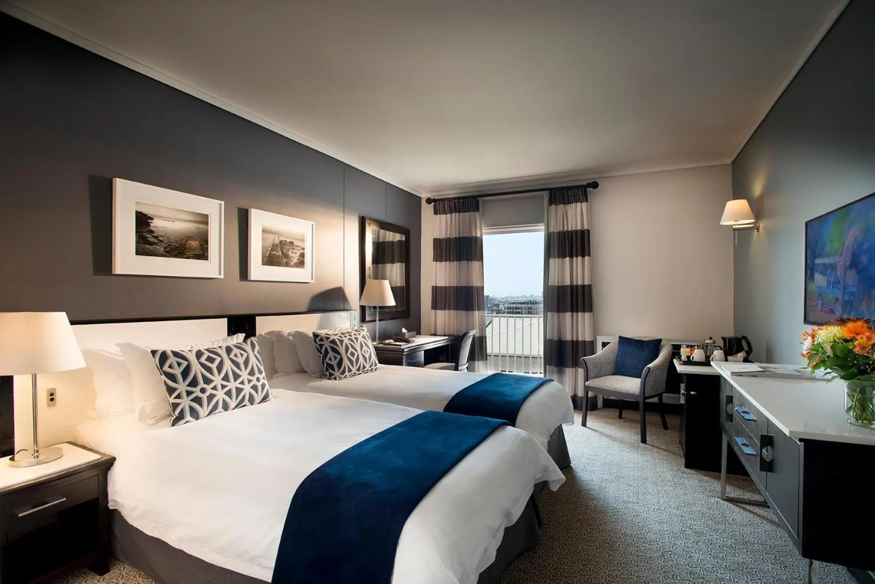 Photo of the whole room, Bed in The Commodore Hotel