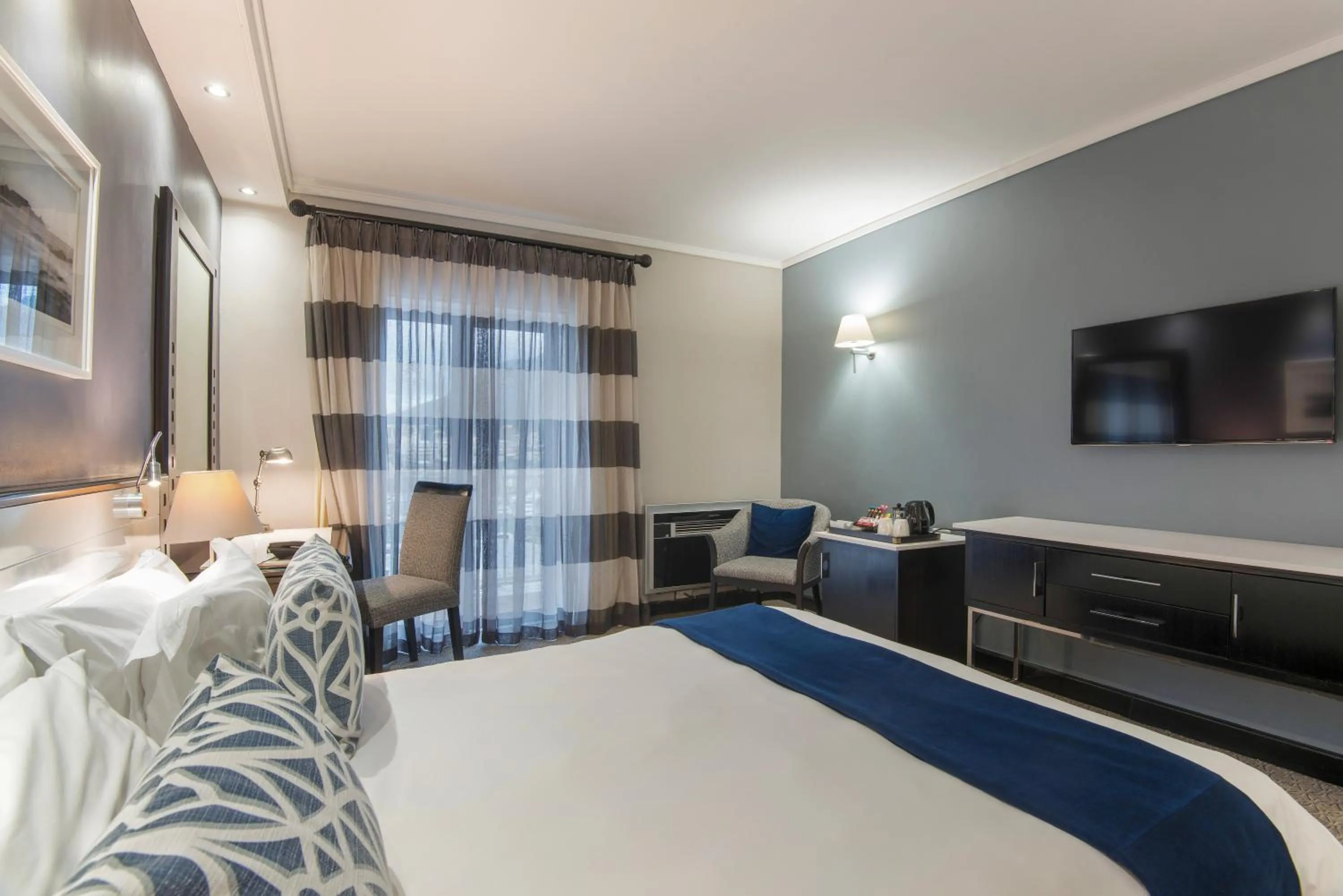 Bedroom, Bed in The Commodore Hotel