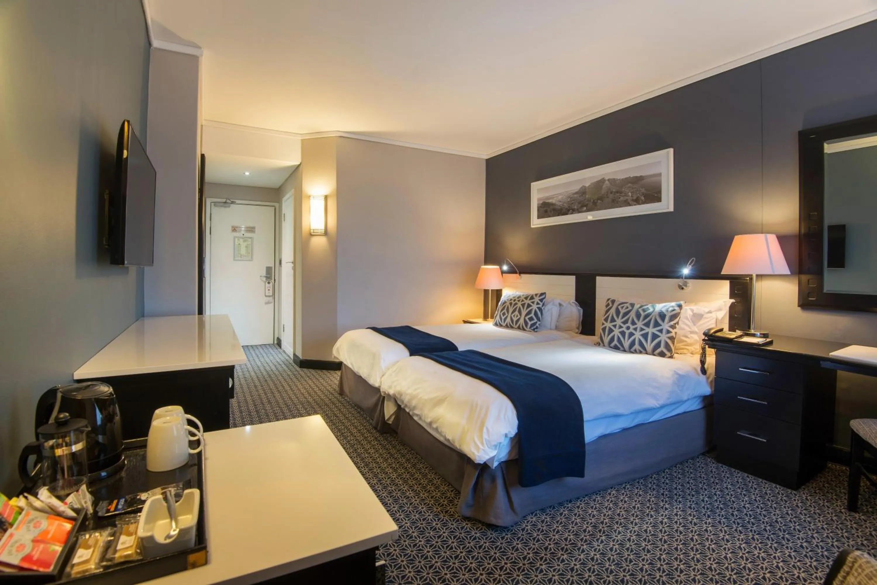 Photo of the whole room, Bed in The Commodore Hotel