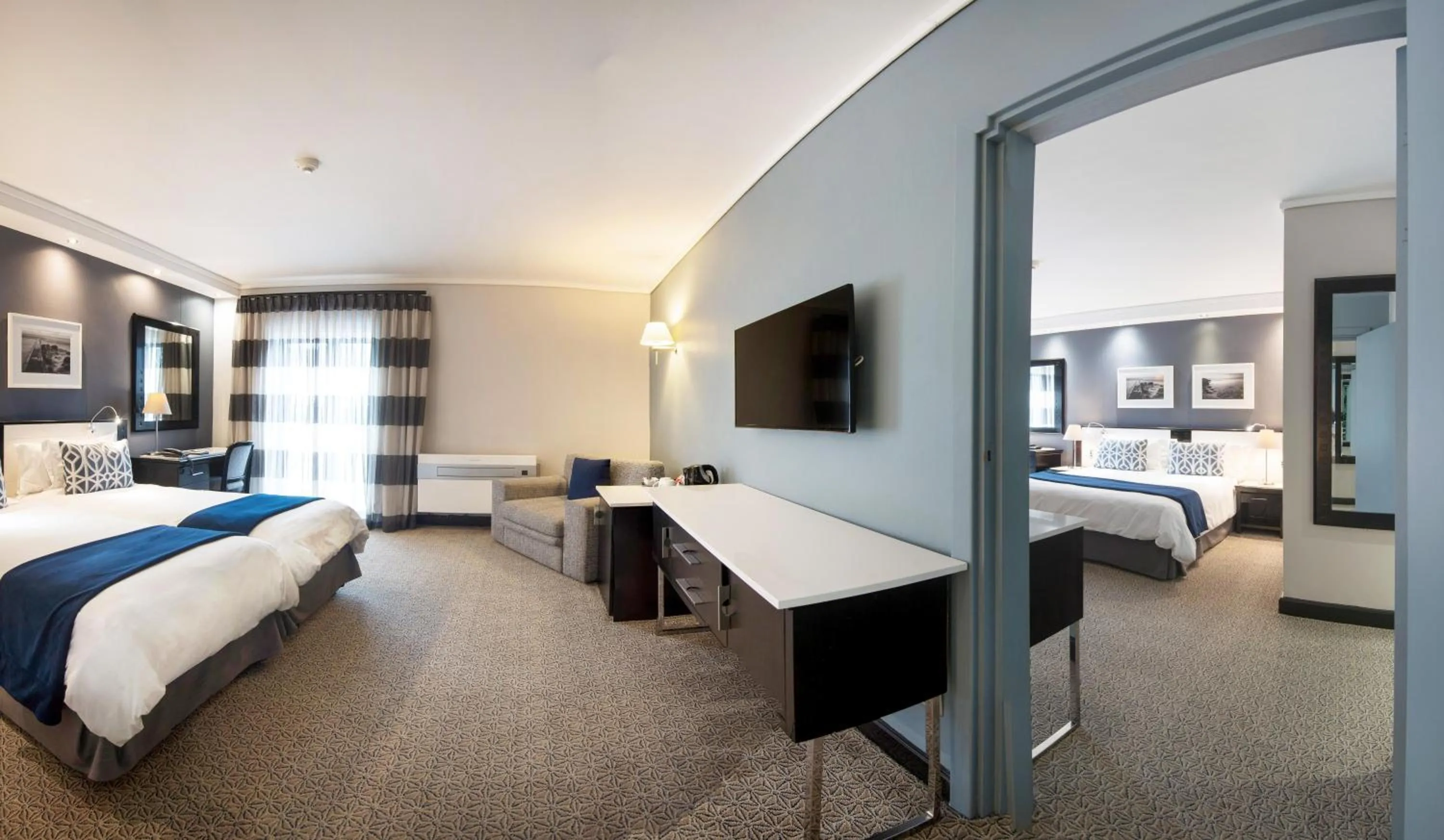 Photo of the whole room, Bed in The Commodore Hotel