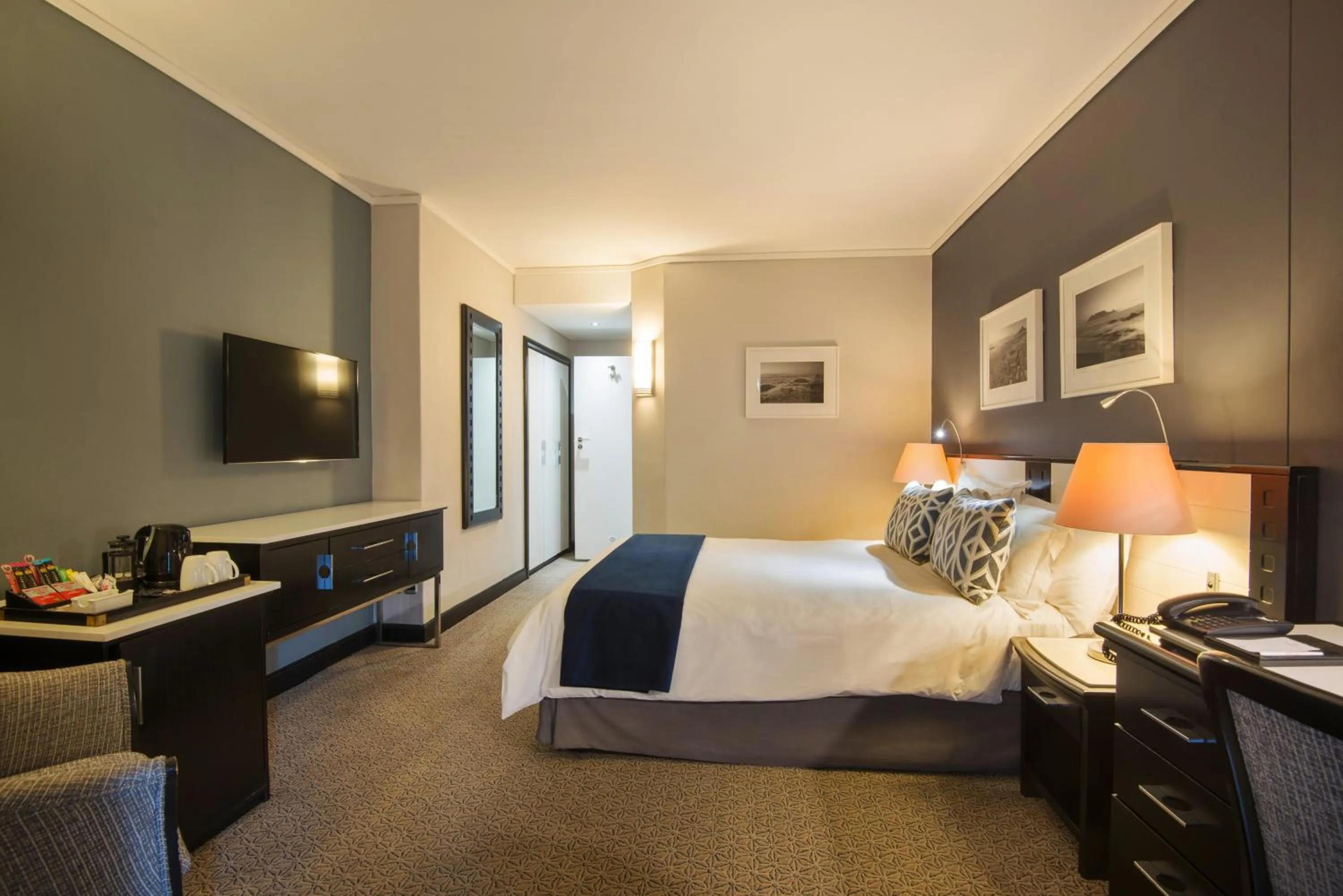 Bedroom, Bed in The Commodore Hotel