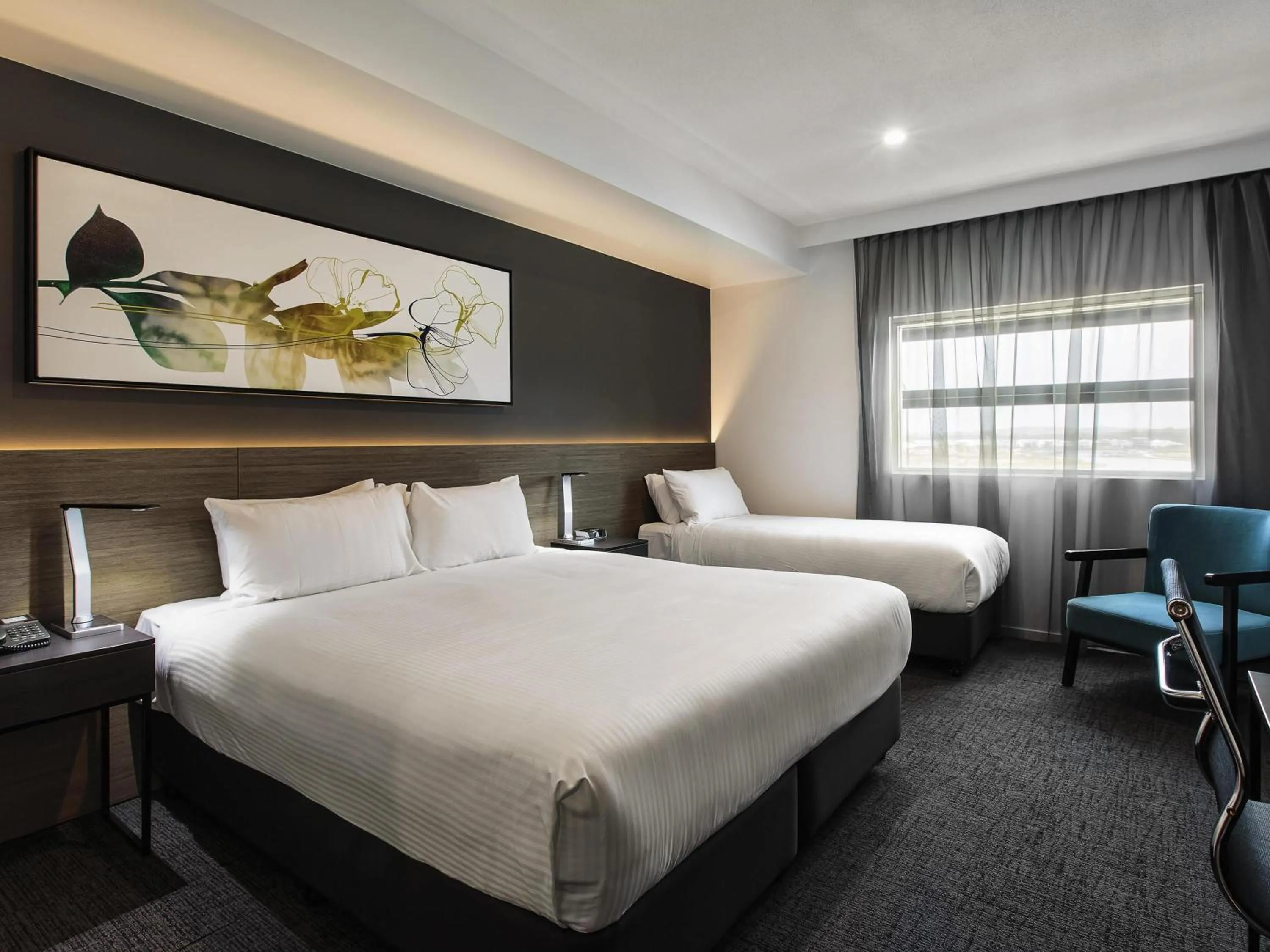 Property building, Bed in Mercure Sunshine Coast Kawana Waters