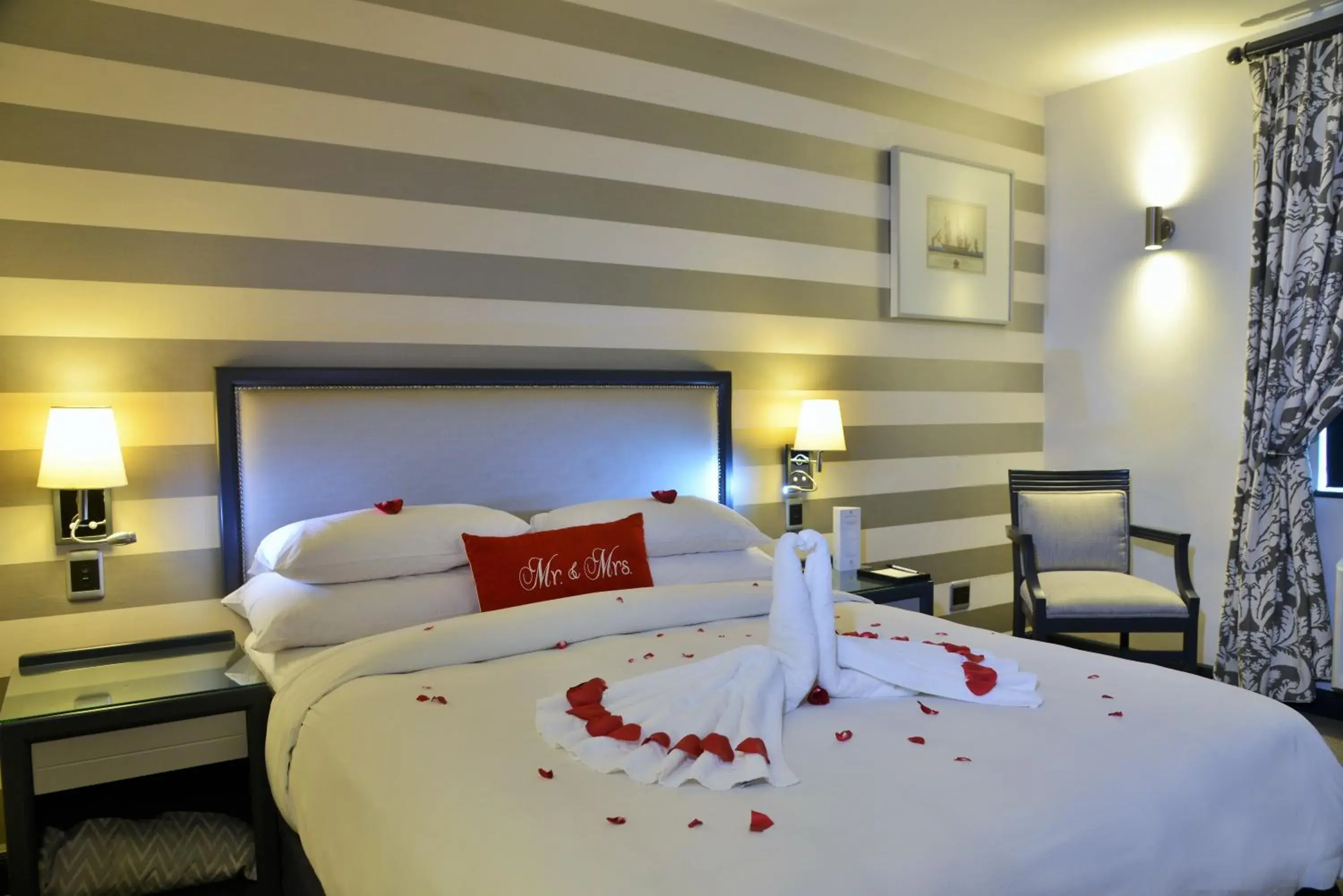 Standard Queen Room with Bath in The Portswood Hotel Standard Queen Room with Bath in The Portswood Hotel