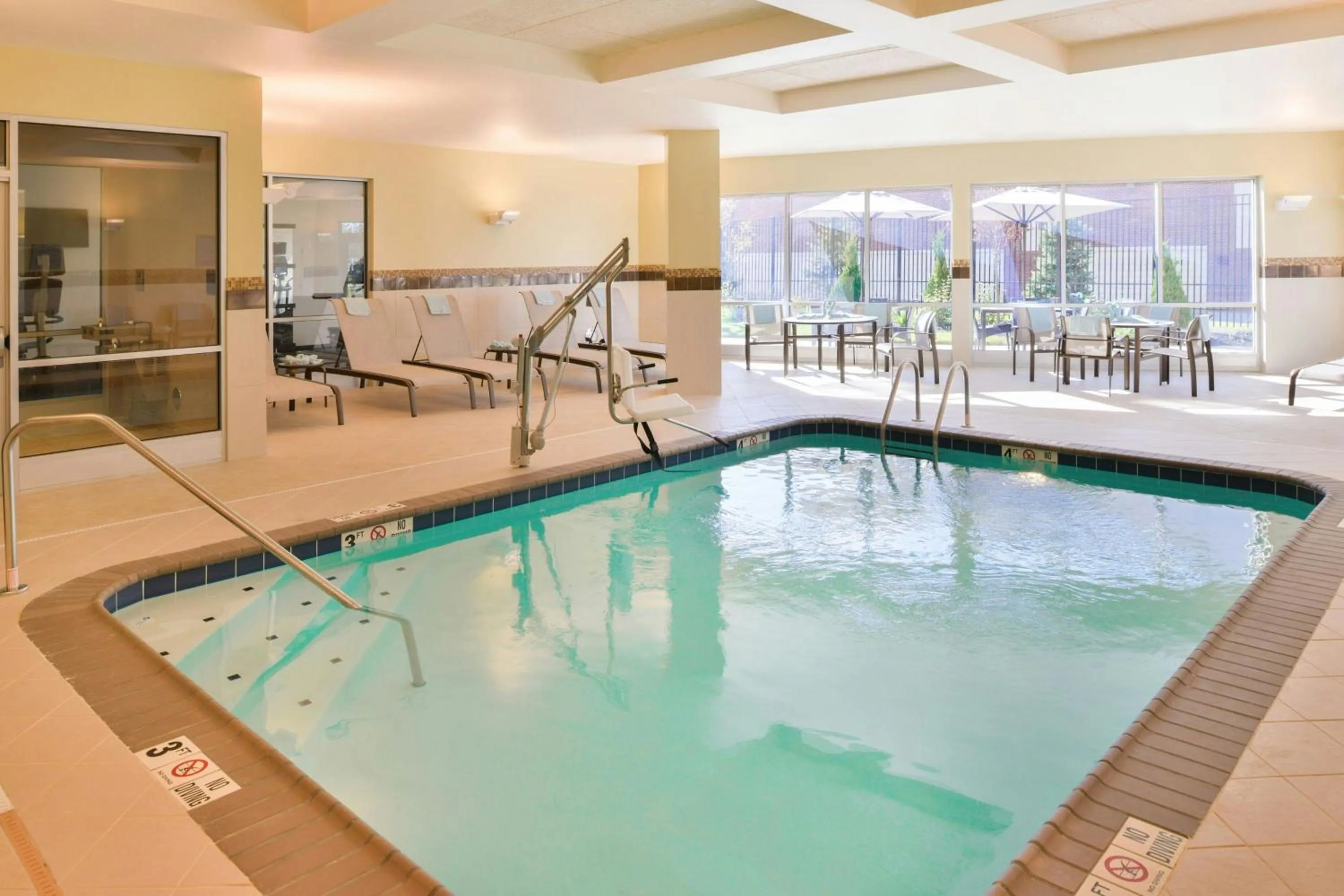 Swimming pool in Courtyard by Marriott Columbus Grove City