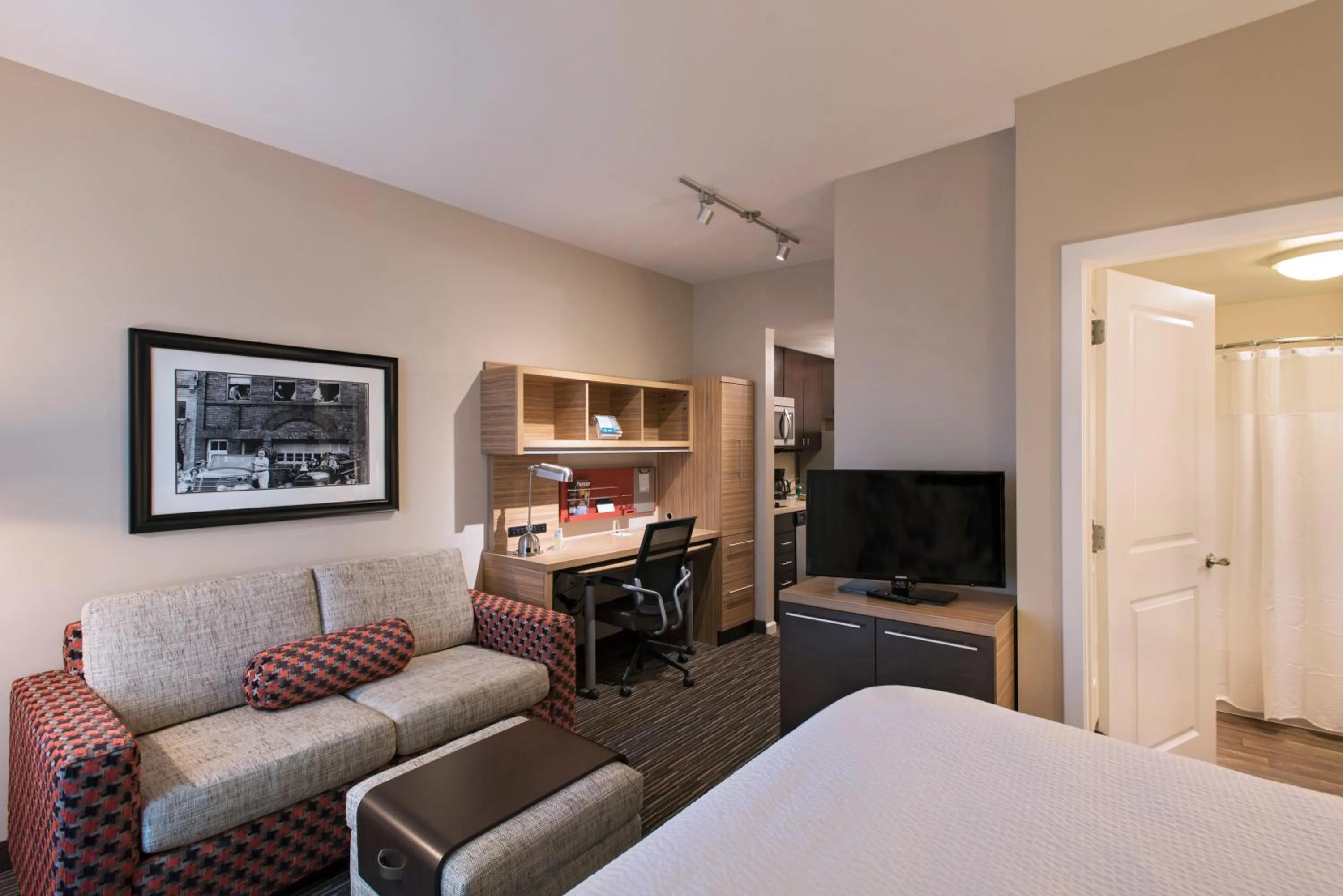 Living room, Bed in TownePlace Suites by Marriott Des Moines West/Jordan Creek