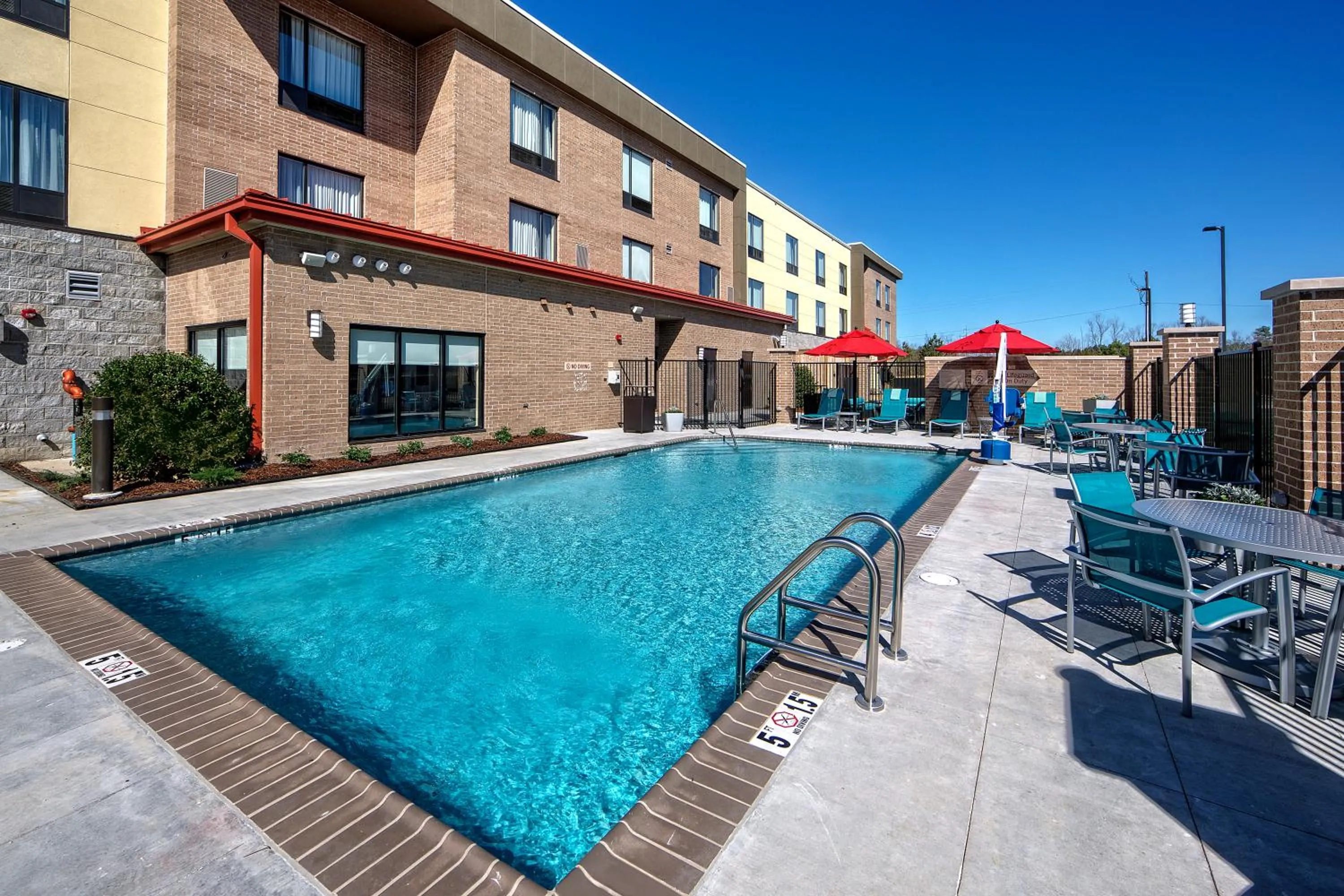 Swimming pool in TownePlace Suites by Marriott Hattiesburg
