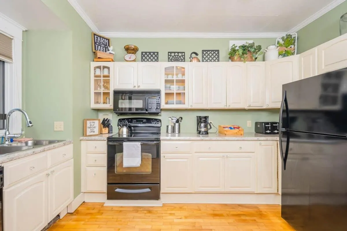 Spacious Downtown Character Home - 4 bedroom 3 bath Lawrence University College Ave