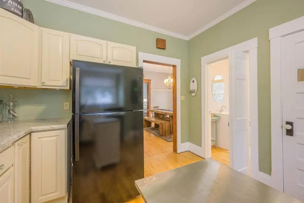 Spacious Downtown Character Home - 4 bedroom 3 bath Lawrence University College Ave