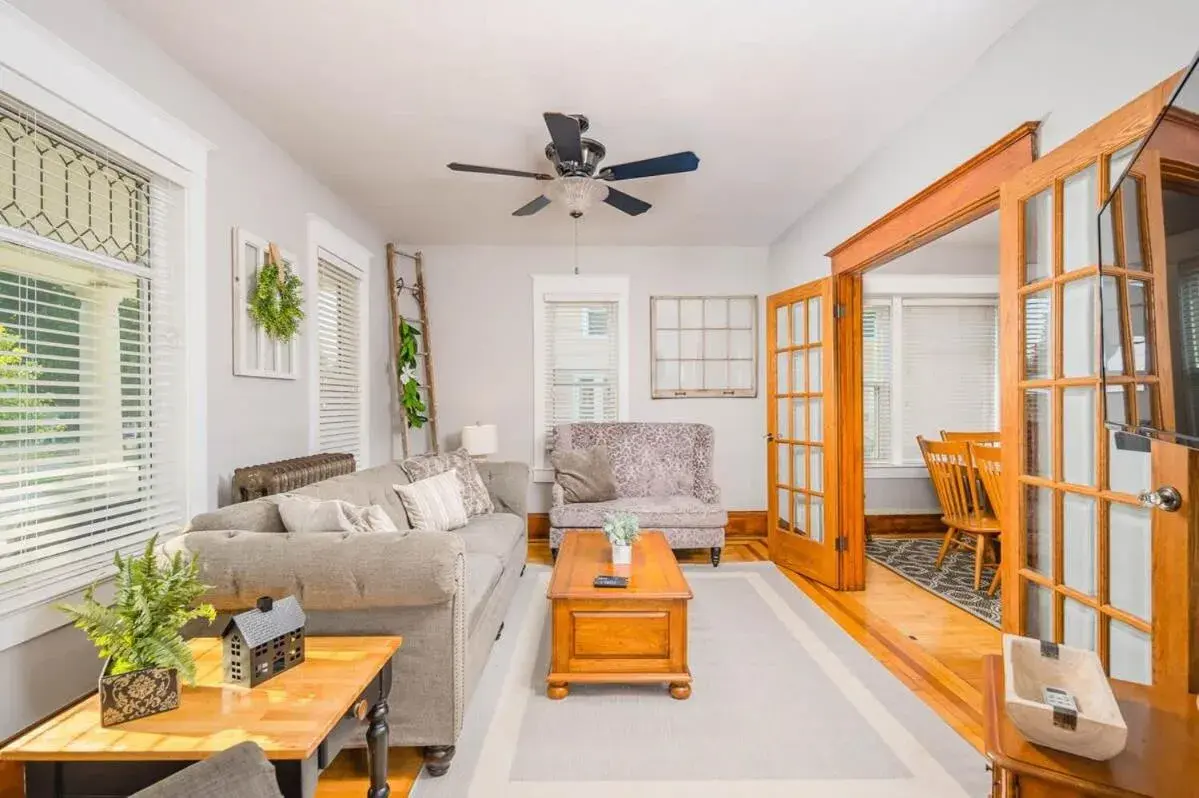 Spacious Downtown Character Home - 4 bedroom 3 bath Lawrence University College Ave Spacious Downtown Character Home - 4 bedroom 3 bath Lawrence University College Ave