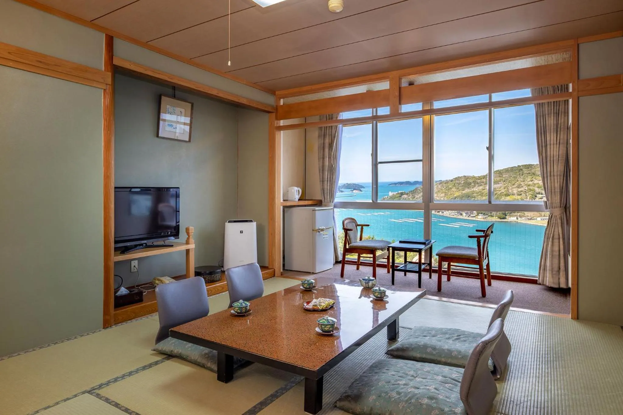 Communal lounge/ TV room in Ama no Shima