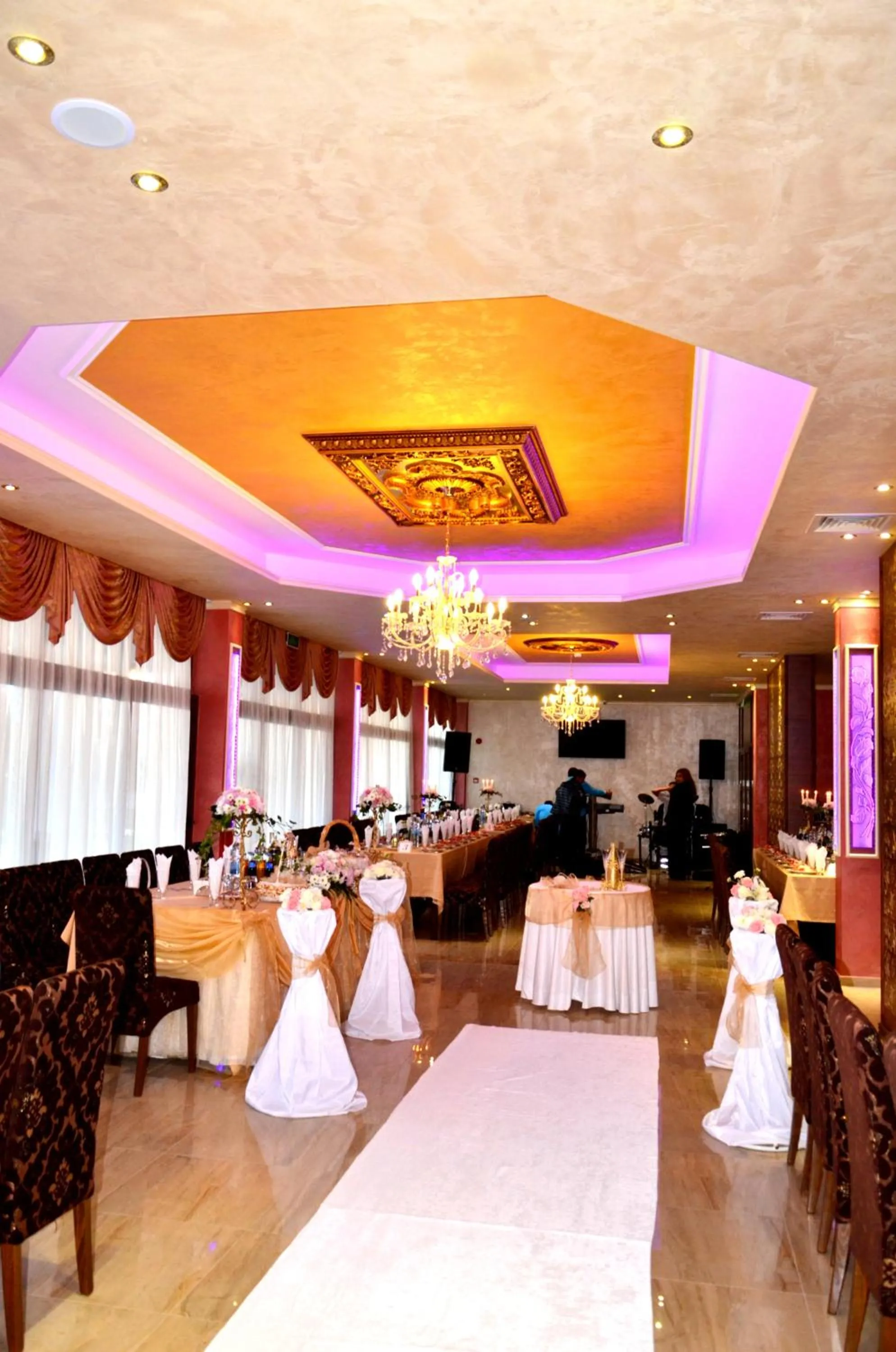 Restaurant/places to eat in Hotel Paradise