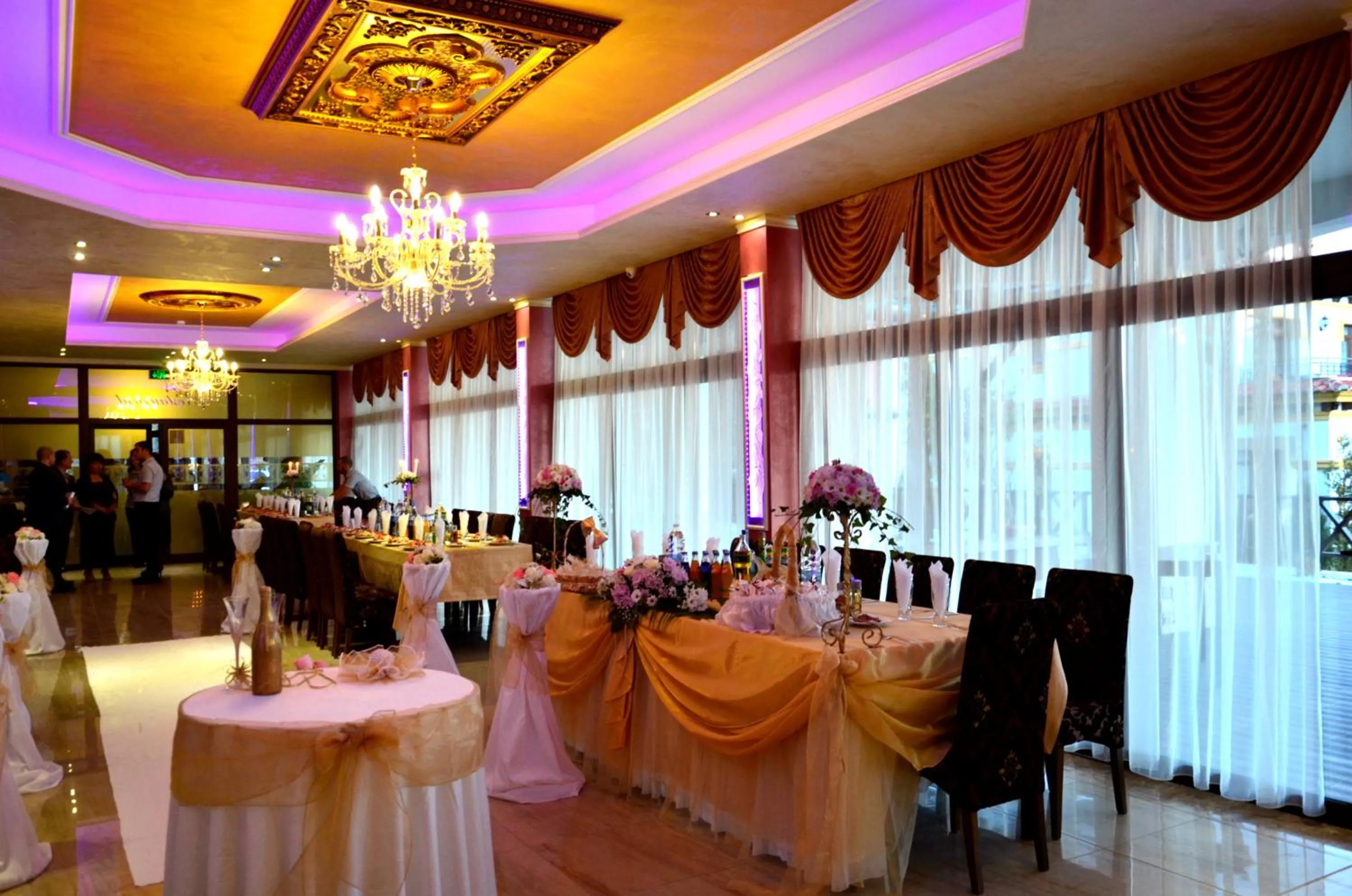 Restaurant/places to eat in Hotel Paradise