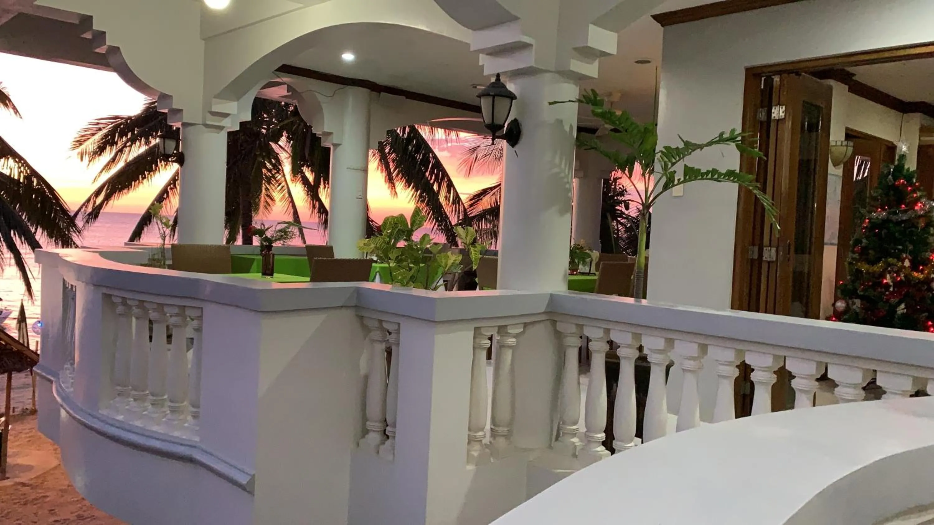 Restaurant/places to eat in The Beach House Carabao Island