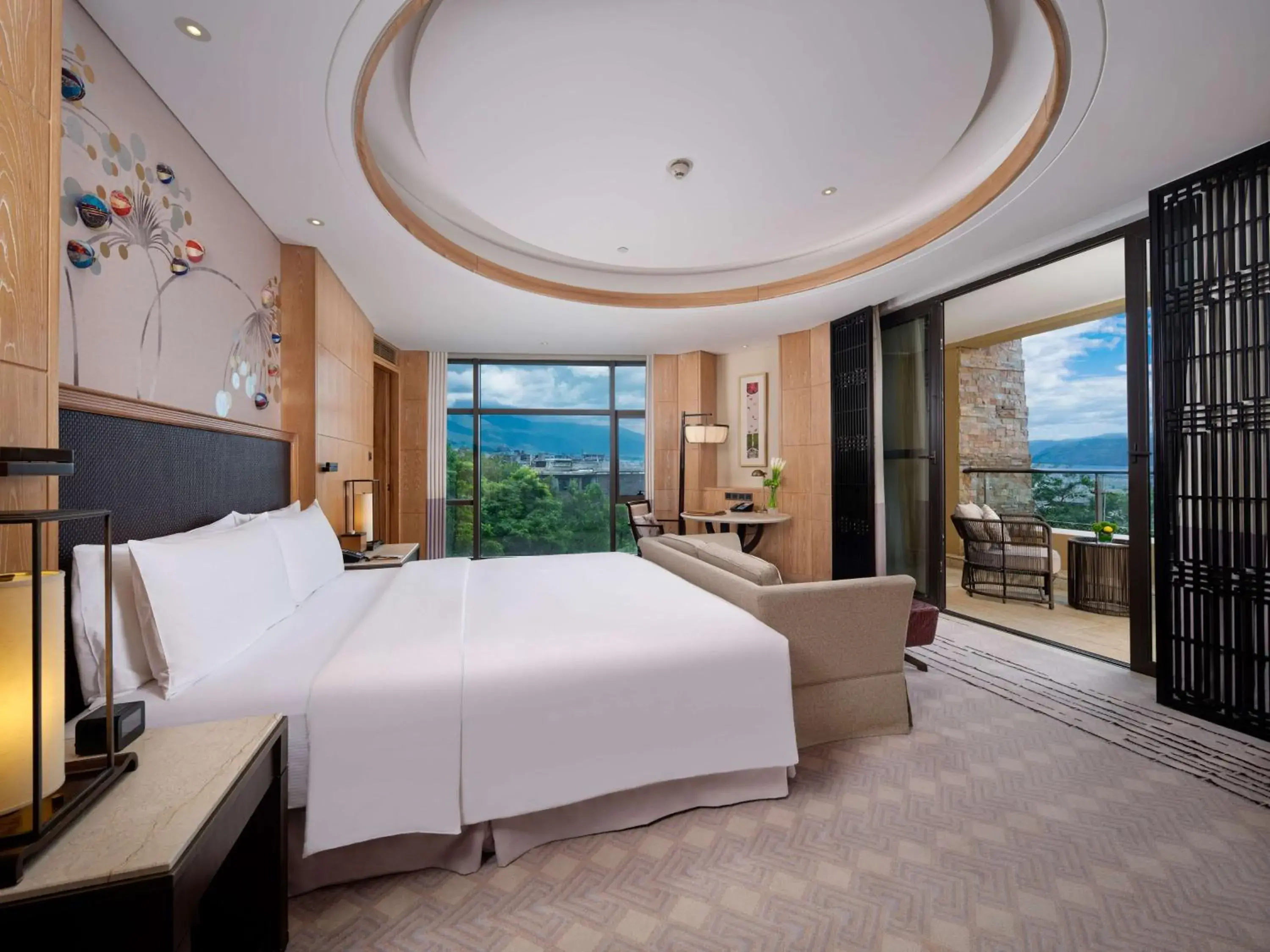 View (from property/room), Bed in Hilton Dali Resort & Spa View (from property/room), Bed in Hilton Dali Resort & Spa
