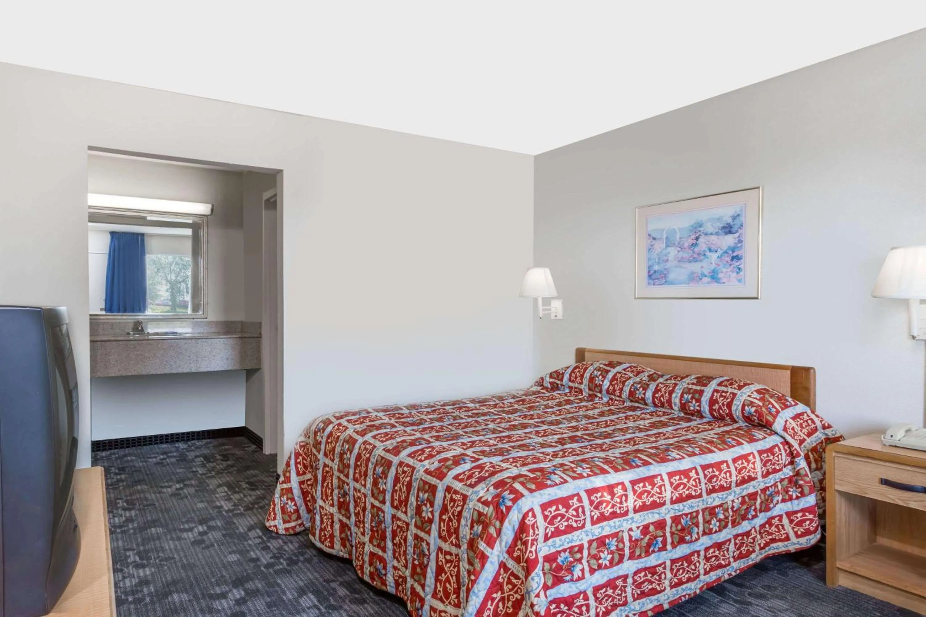 Photo of the whole room, Bed in Knights Inn - Fredericksburg